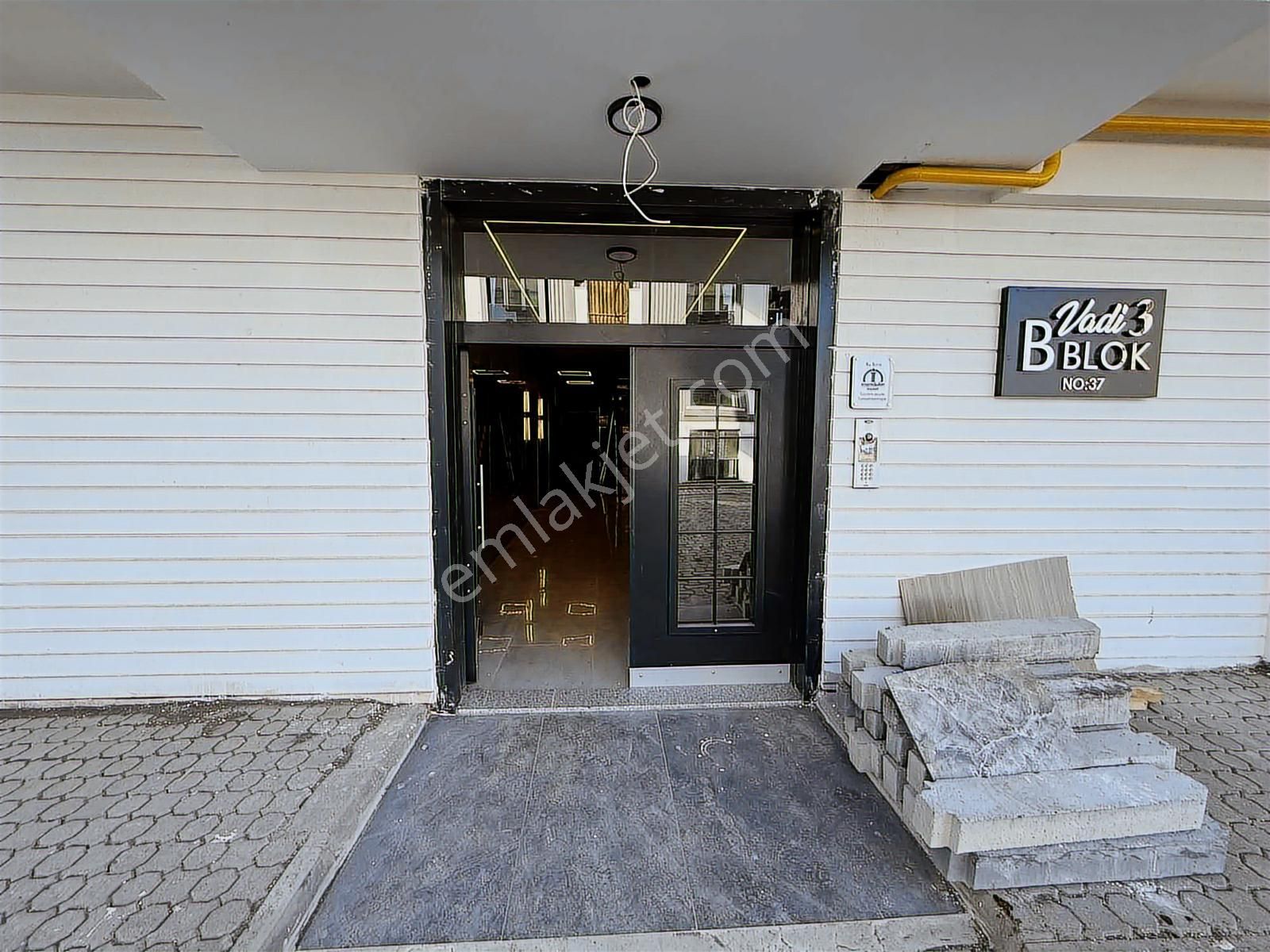 Deka Gayrimenkul'den Körfez Bulvara Cephe Lüx Satılık 1+1 Daire - Görsel 5