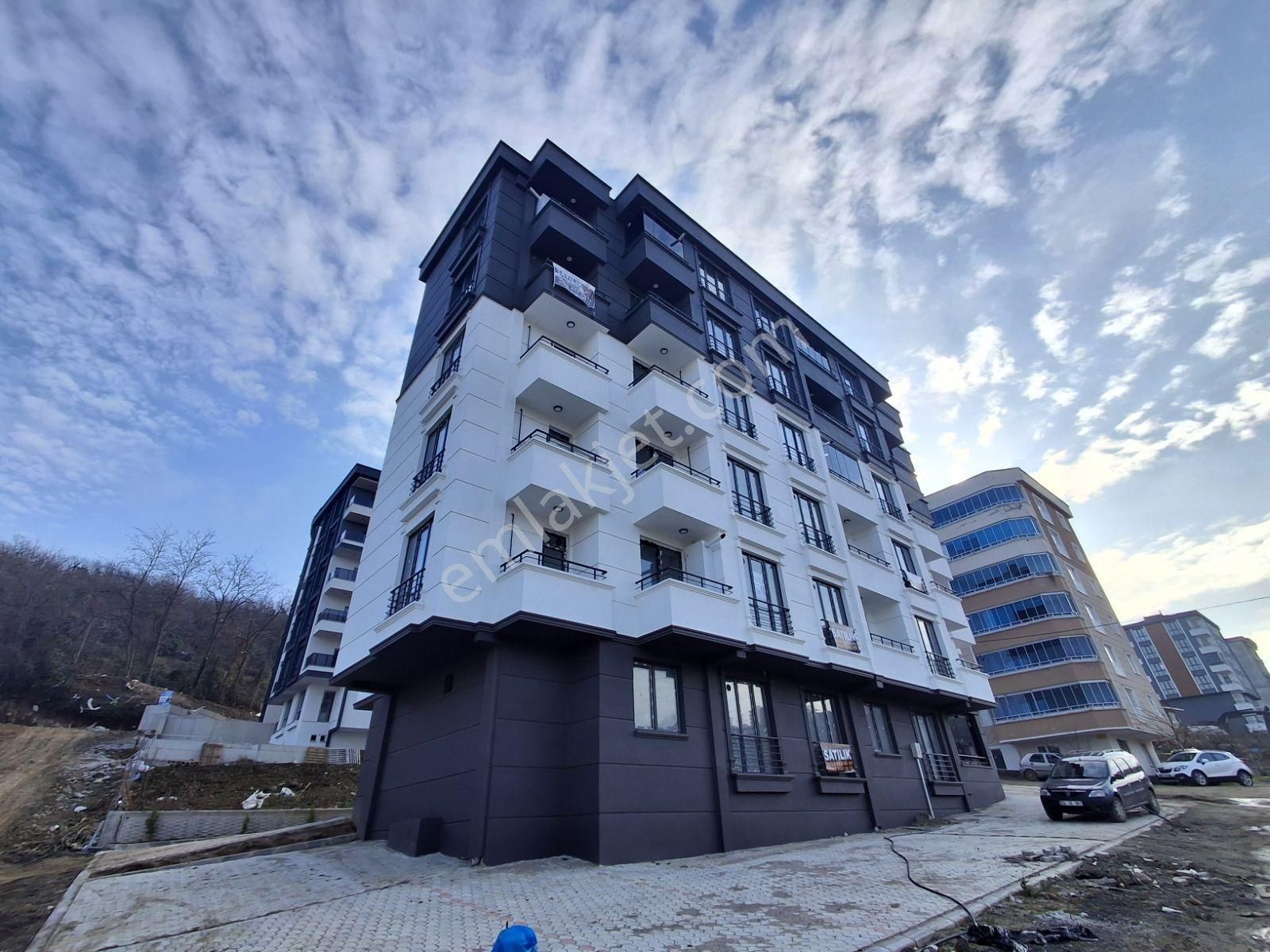 Deka Gayrimenkul'den Körfez'de Eşyalı Cam Balkonlu Kombili 1+1