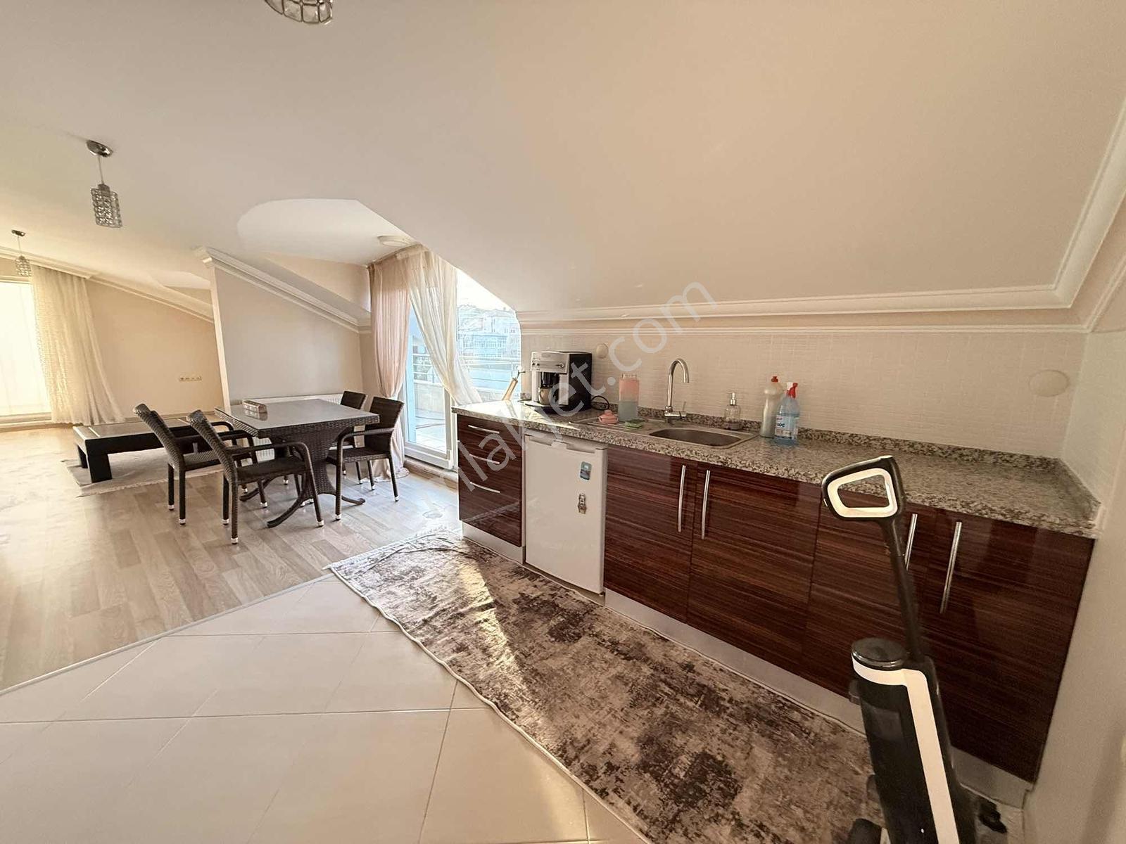 Deka Gayrimenkul'den Sahilde Teraslı 120 M2 Eşyalı 1+1 Daire - Görsel 4