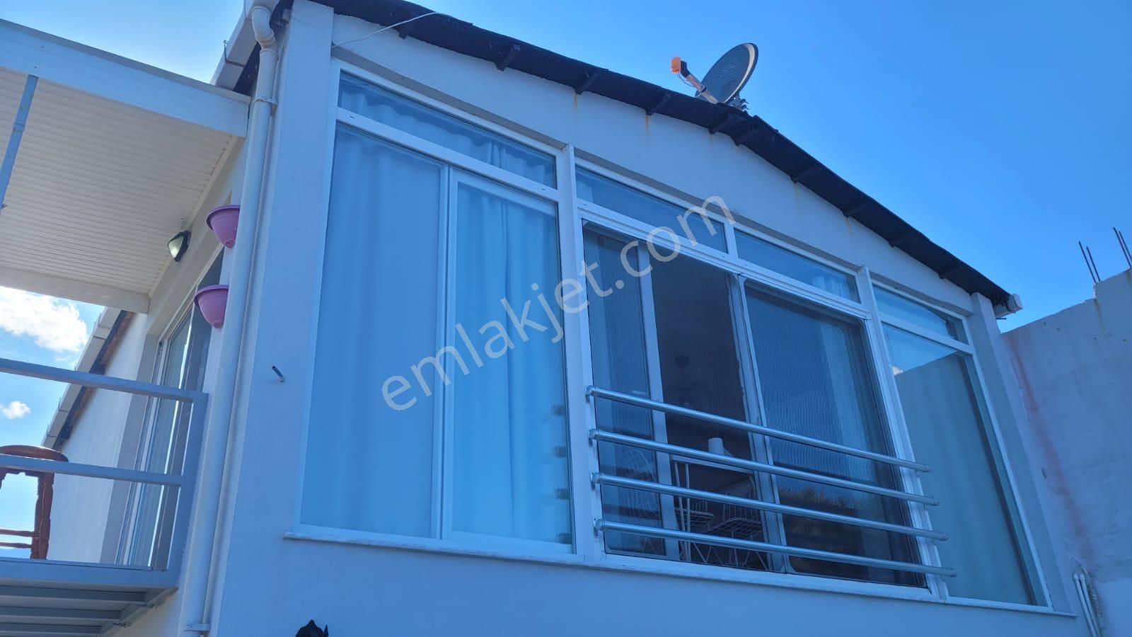 Karaburun Boyabağı'nda Denize Sıfır 2+1 Eşyalı Daire - Görsel 3