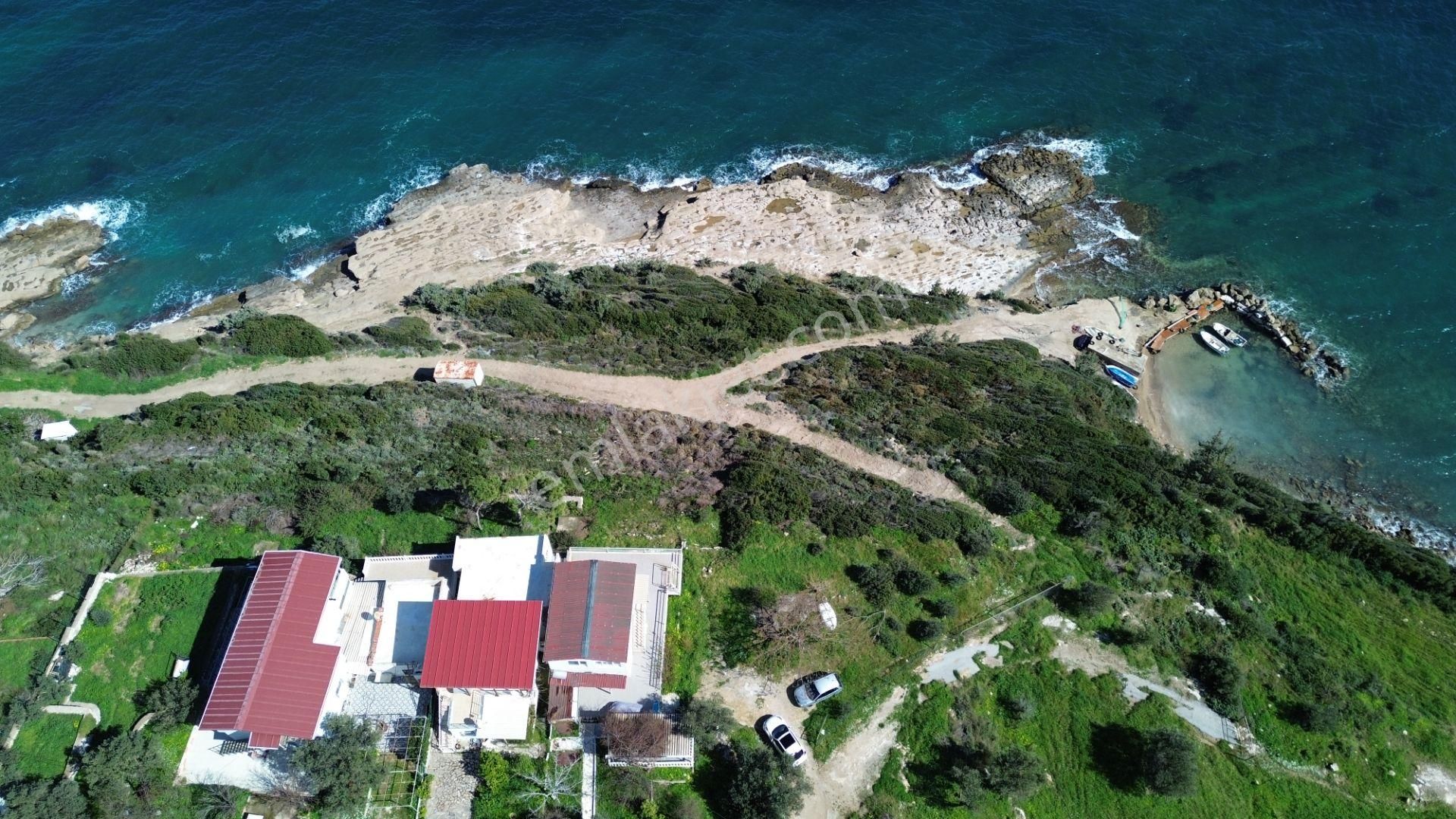 Karaburun Boyabağı'nda Denize Sıfır 2+1 Eşyalı Daire