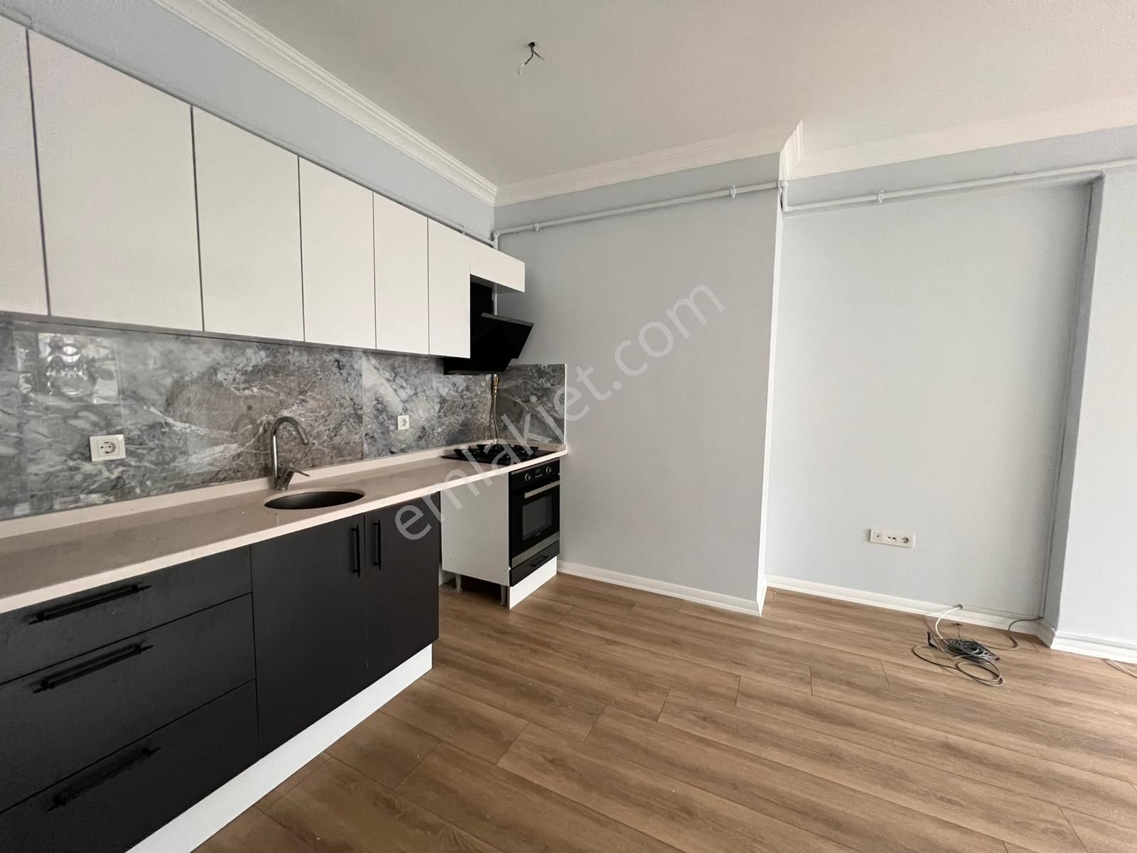 Kaçmaz'dan Tek Yetkili Altıntepe'de Merkezi Konum'da Ara Kat Ferah 2+1