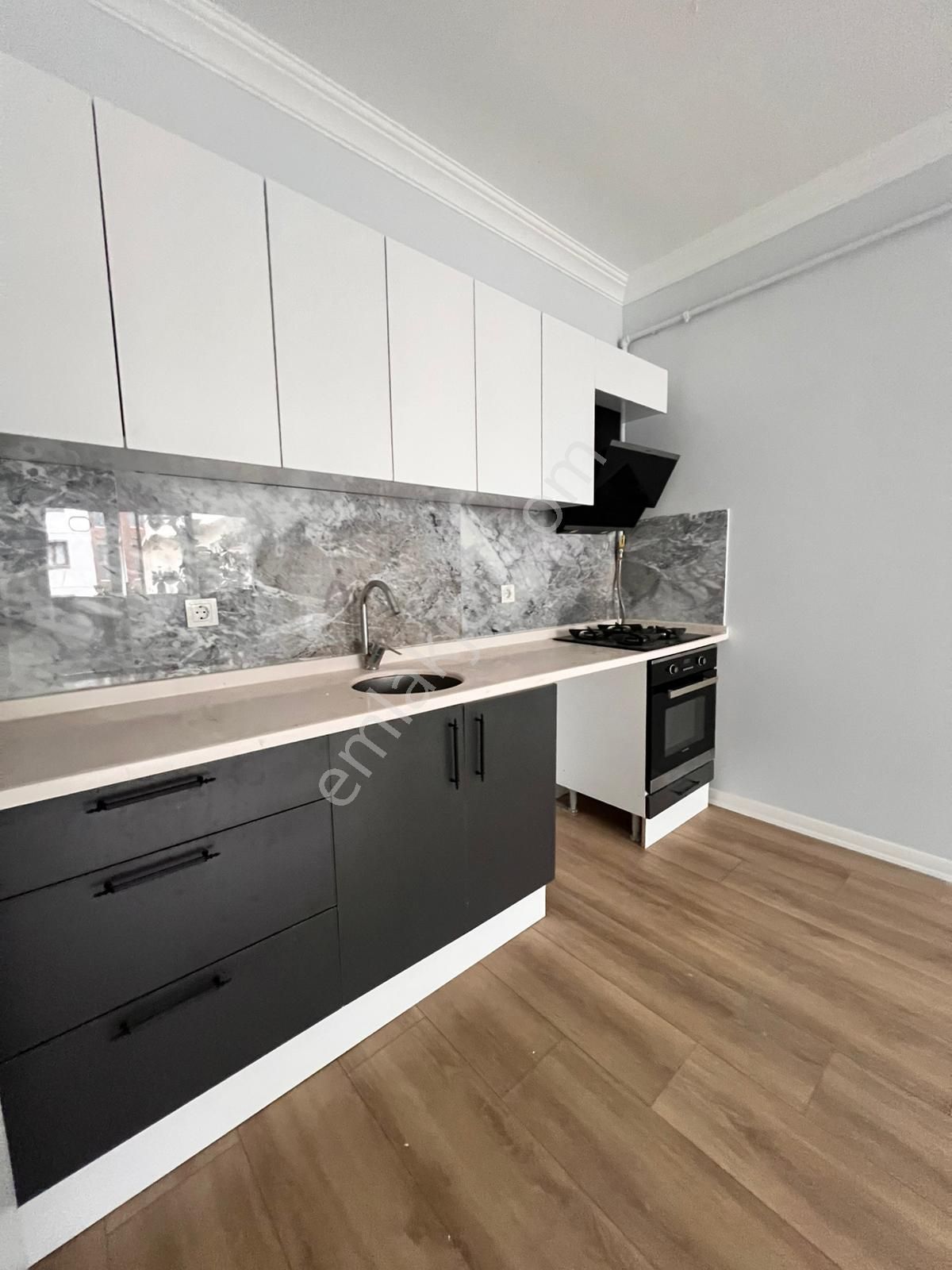 Kaçmaz'dan Tek Yetkili Altıntepe'de Merkezi Konum'da Ara Kat Ferah 2+1 - Görsel 4