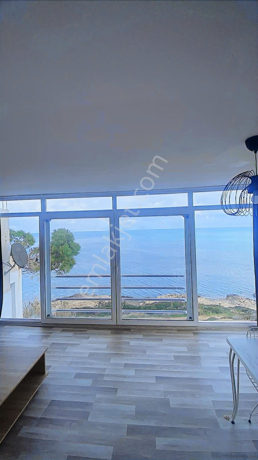 Karaburun Boyabağı'nda Denize Sıfır 2+1 Eşyalı Daire - Görsel 27