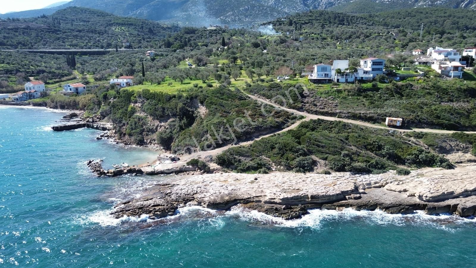 Karaburun Boyabağı'nda Denize Sıfır 2+1 Eşyalı Daire