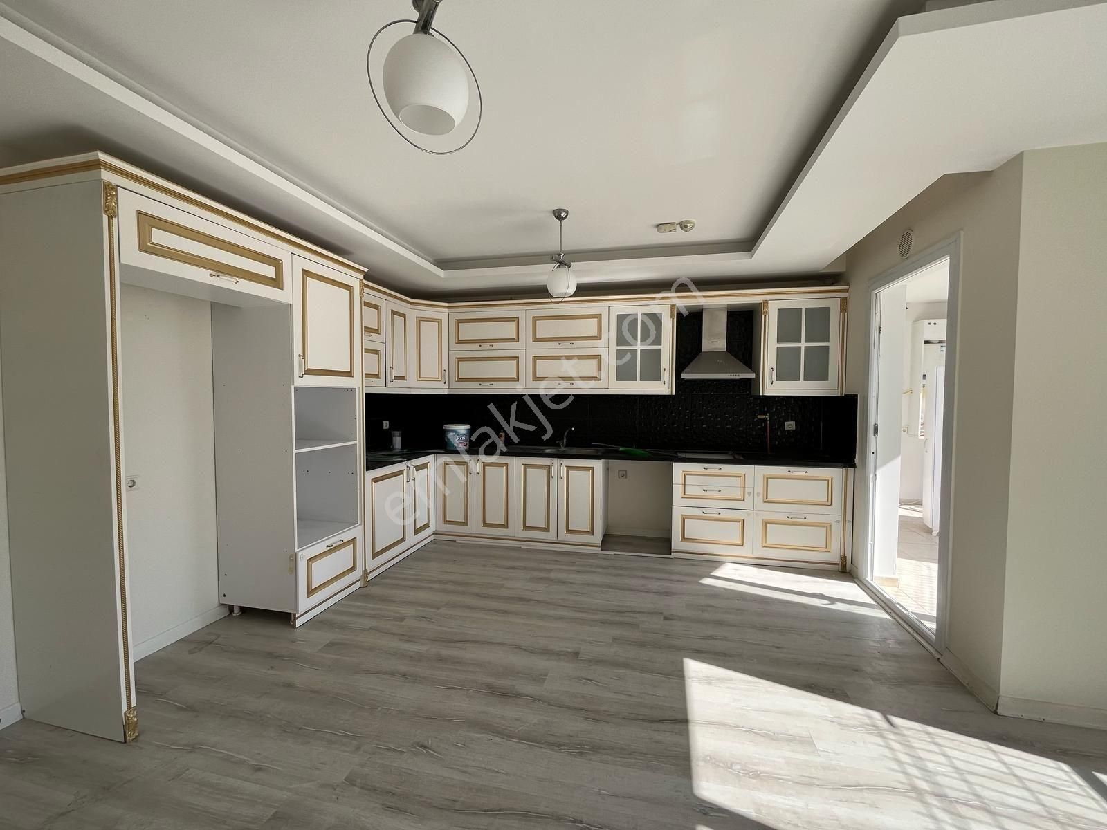 Akdeniz Mah 4+1 Geniş Oturum Lüx Daire