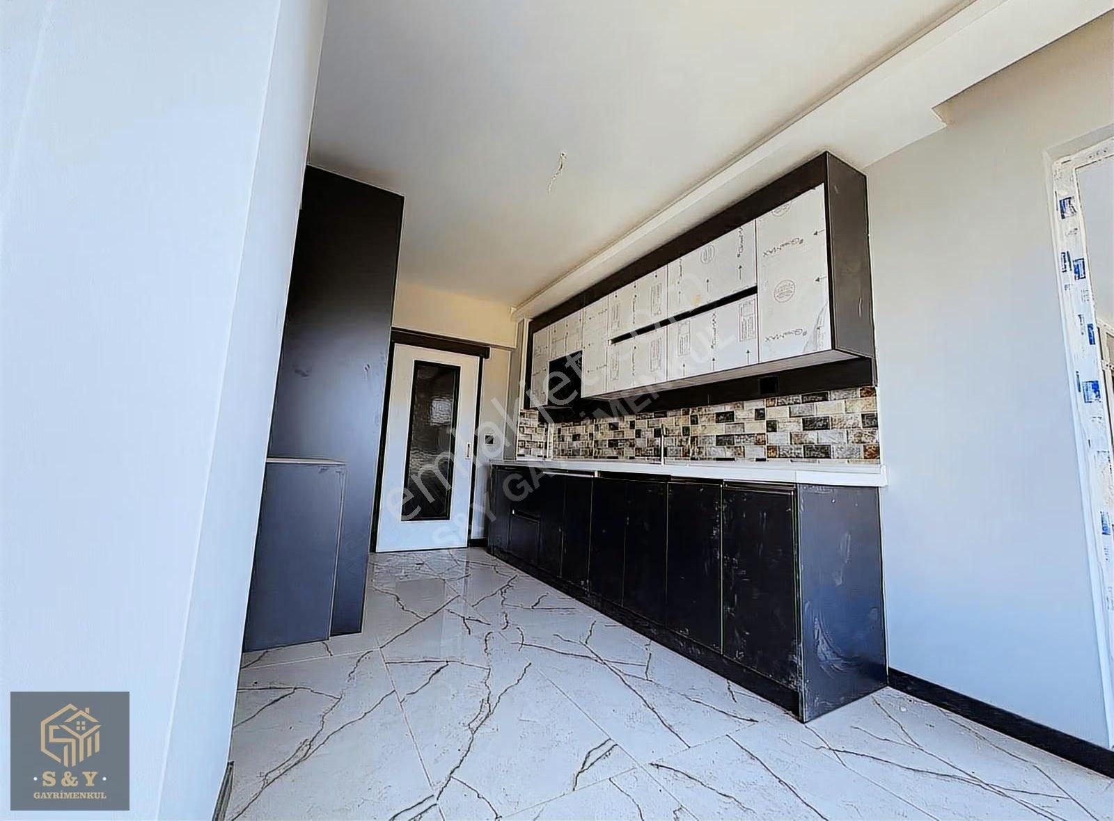 Mevlana Mah. Metro Yakını 3+1 Üs Kat Cadde Ve Park Cepheli Daire