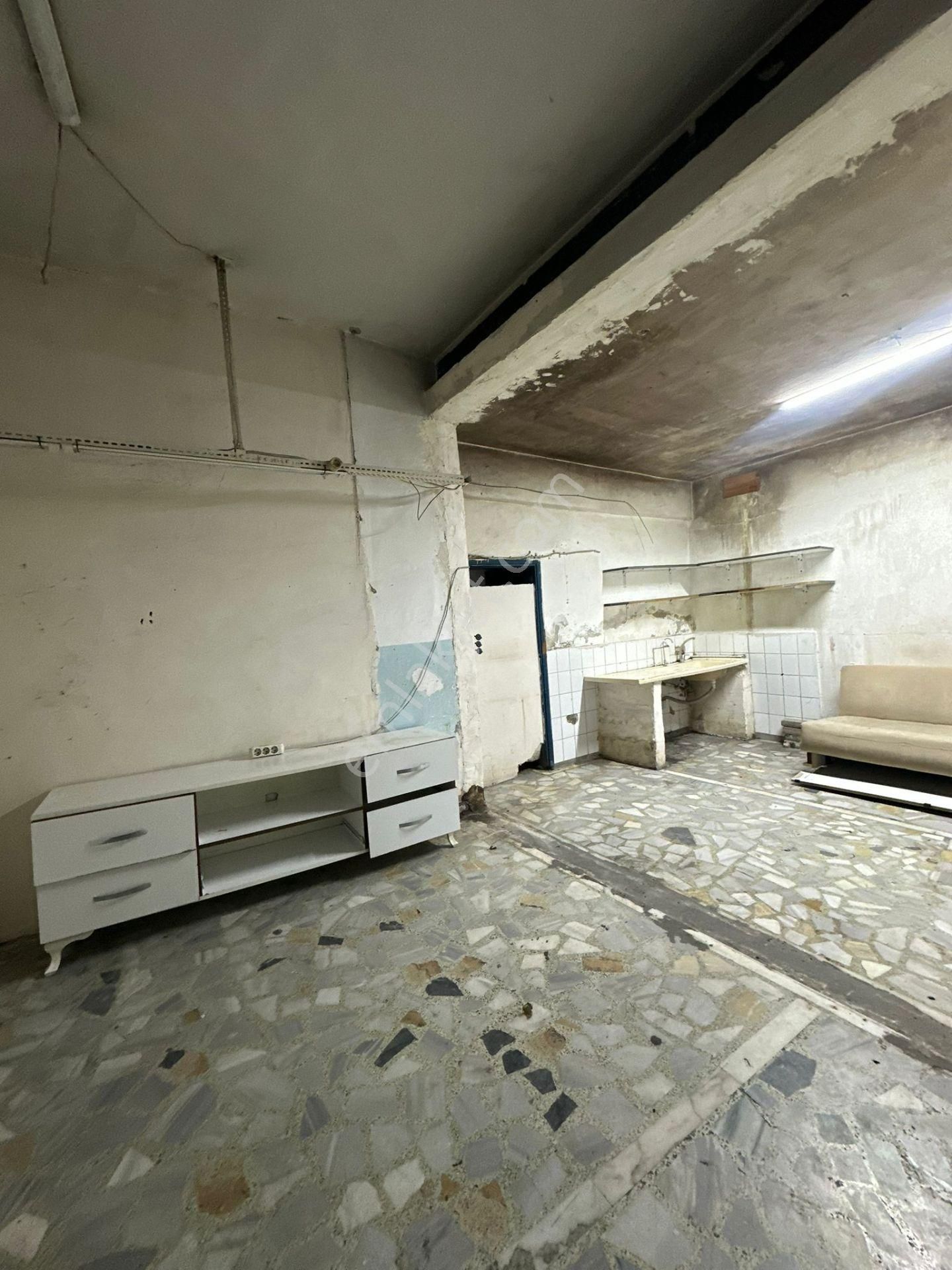 Arı Emlaktan 245 M2 Dükkan