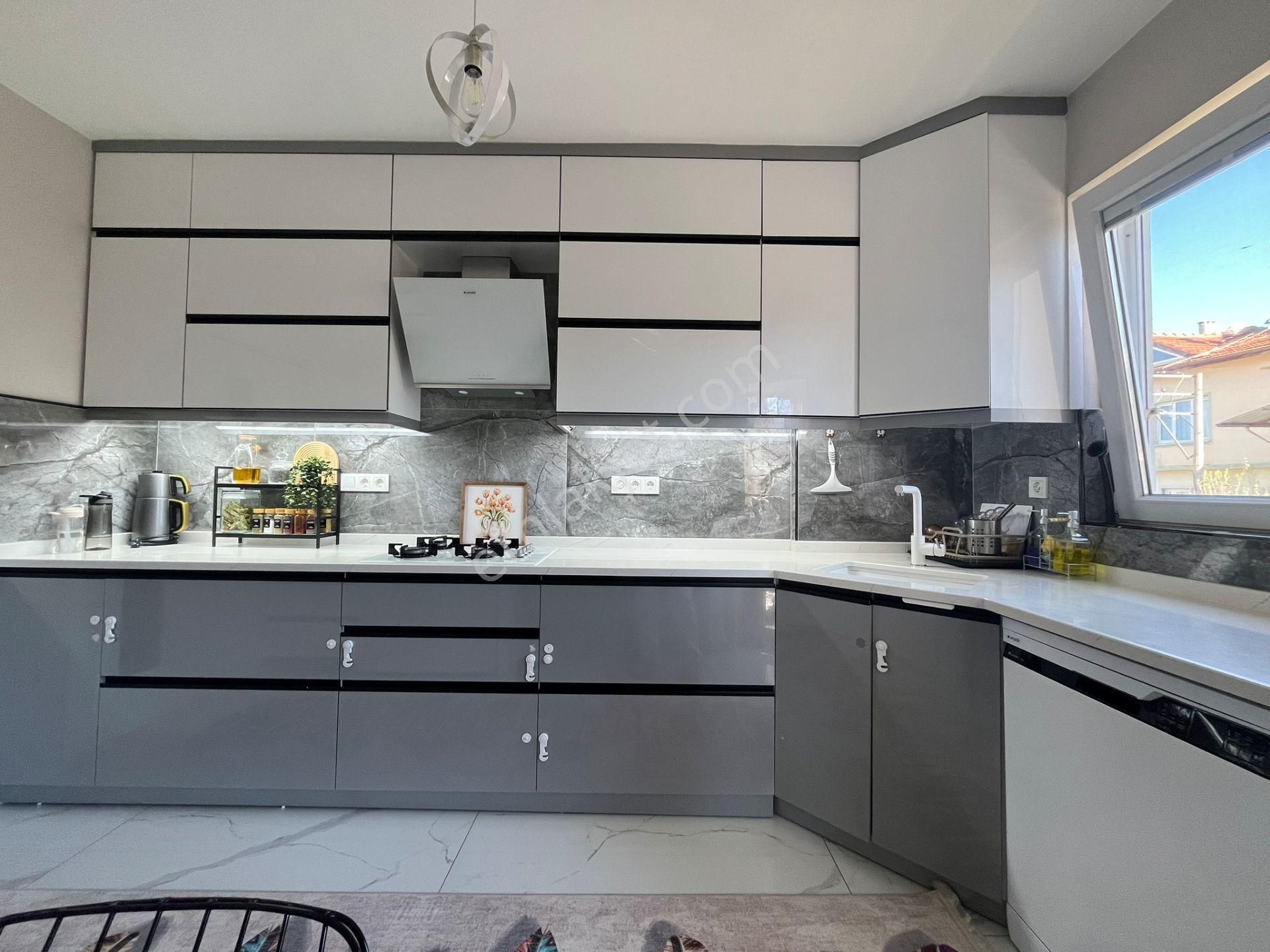 Goldhouse Dan Satılık 3+1 Ara Kat Daire Merkezi Lokasyon Kapalı Mutfak - Görsel 5