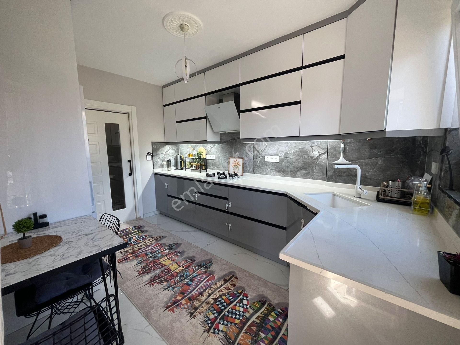 Goldhouse Dan Satılık 3+1 Ara Kat Daire Merkezi Lokasyon Kapalı Mutfak - Görsel 3