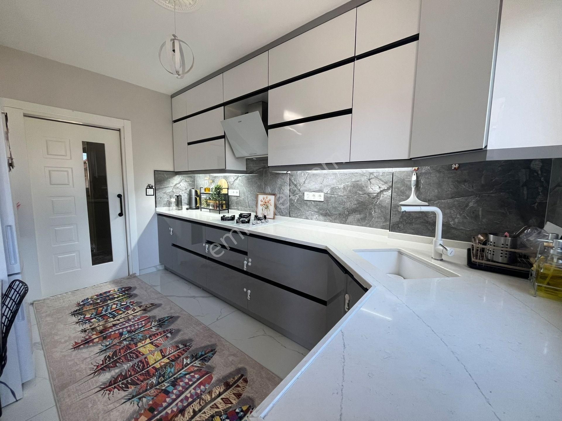 Goldhouse Dan Satılık 3+1 Ara Kat Daire Merkezi Lokasyon Kapalı Mutfak - Görsel 4