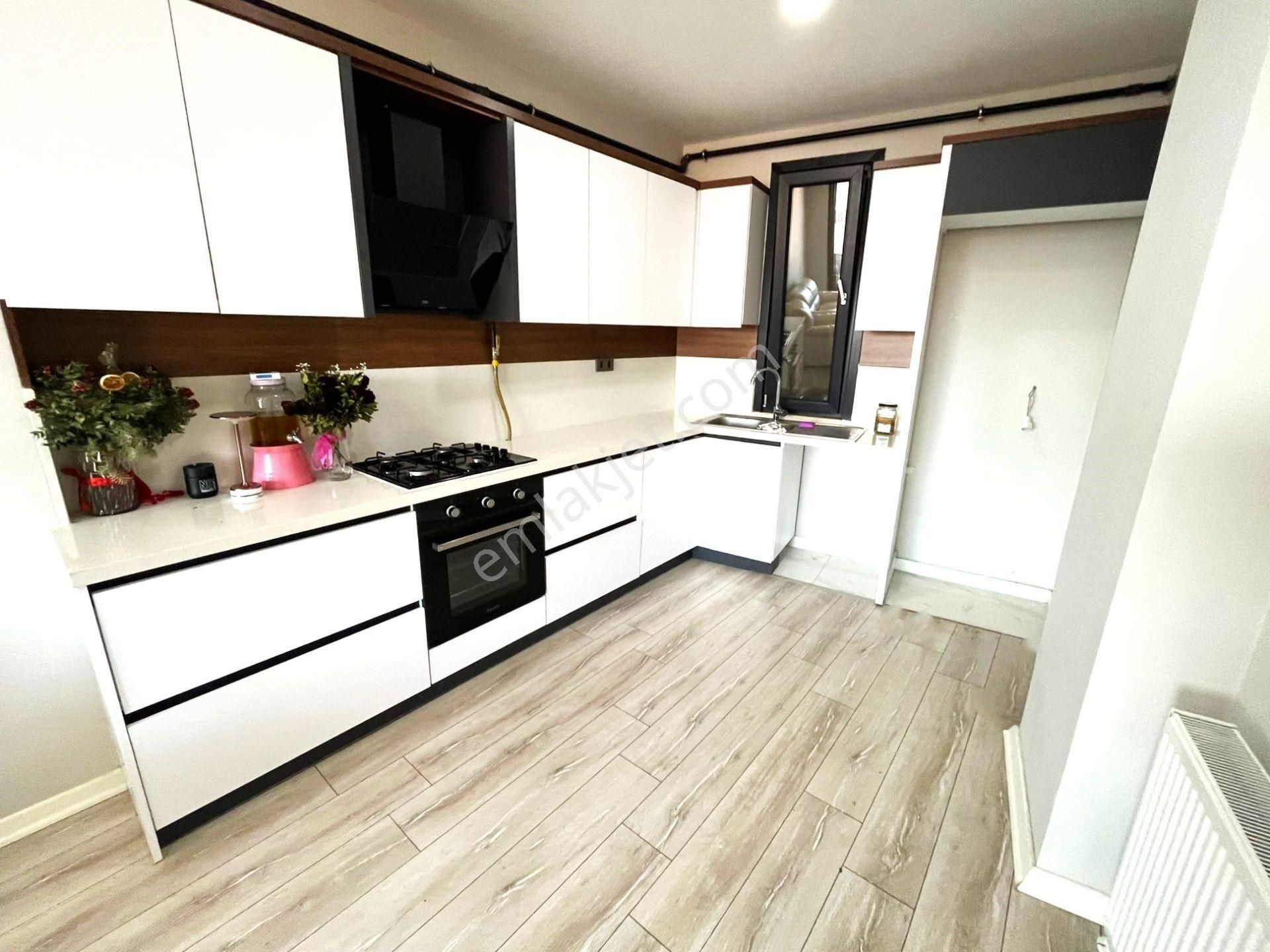 Edremit Gümrük Merkez'de Aygül'den Doğalgaz Kombili Asansörlü Sığınaklı Yatırımlık 1+1 Satılık Daire