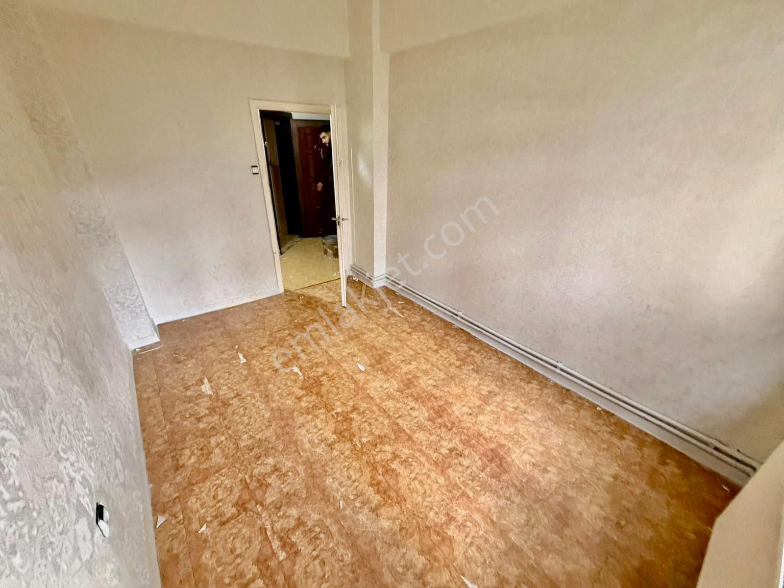 Bağlarbaşı Mah Aktepe Stadı Yakını Ara Katta Ön Cephe 3+1 - Görsel 16