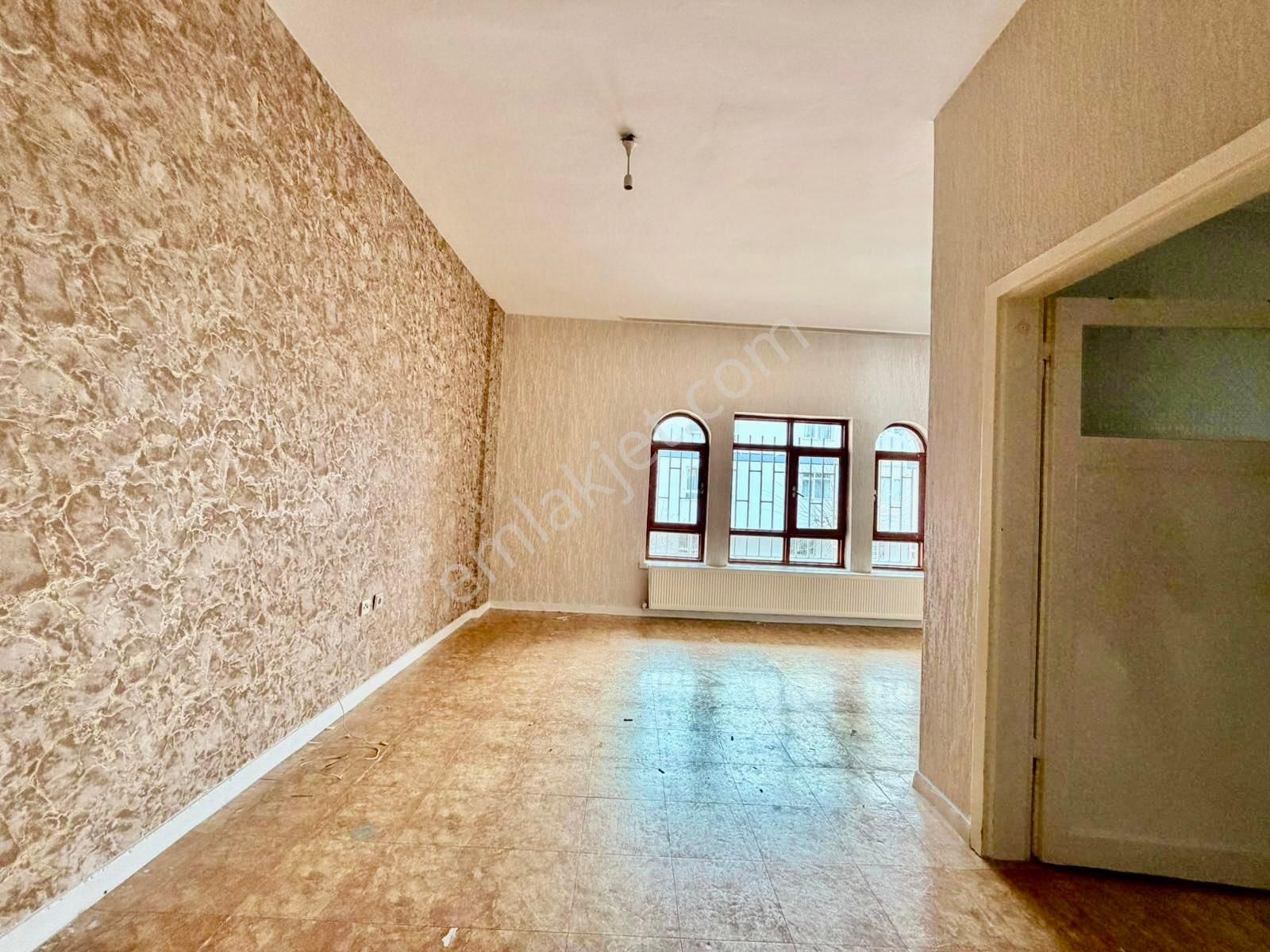 Bağlarbaşı Mah Aktepe Stadı Yakını Ara Katta Ön Cephe 3+1 - Görsel 9