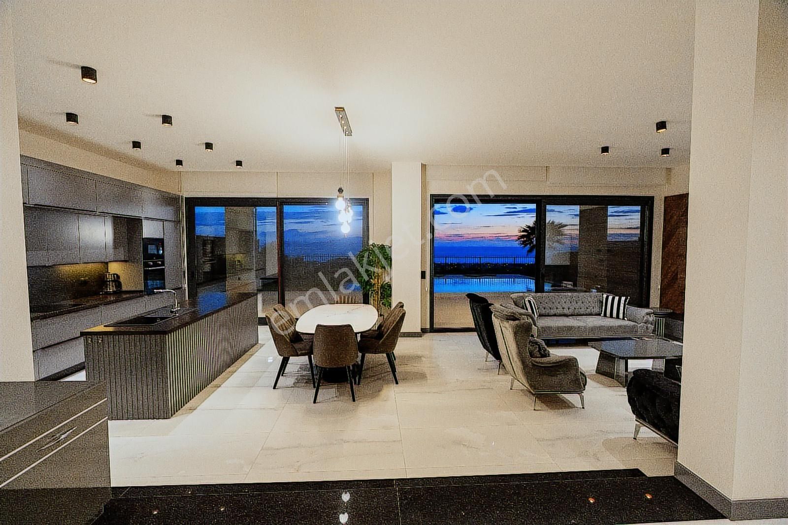 Kuşadası'nda Satılık Full Deniz Manzaralı 7+1 Emsalsiz Malikhane - Görsel 22