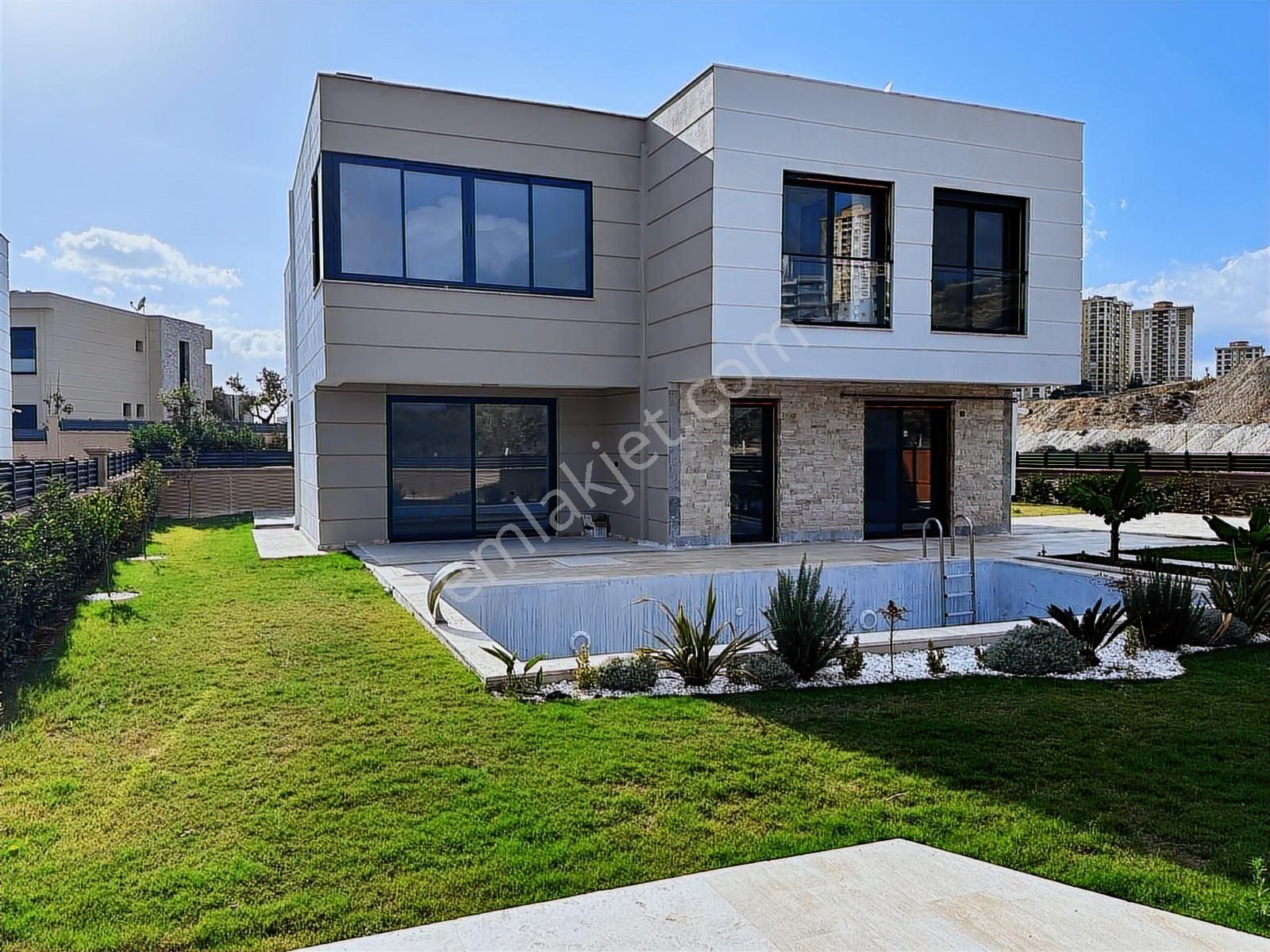 Kuşadası'nda Satılık Doğalgazlı Fırsat Villa - Görsel 23