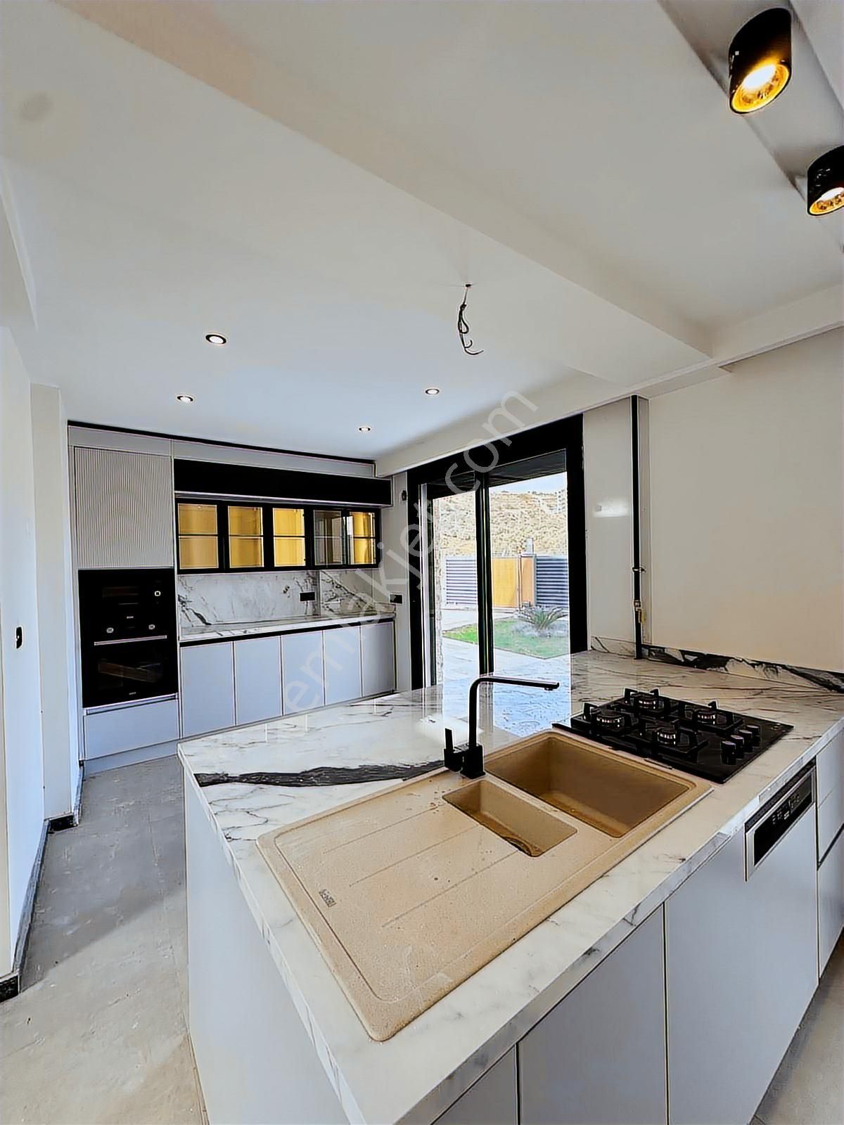 Kuşadası'nda Satılık Doğalgazlı Fırsat Villa - Görsel 18