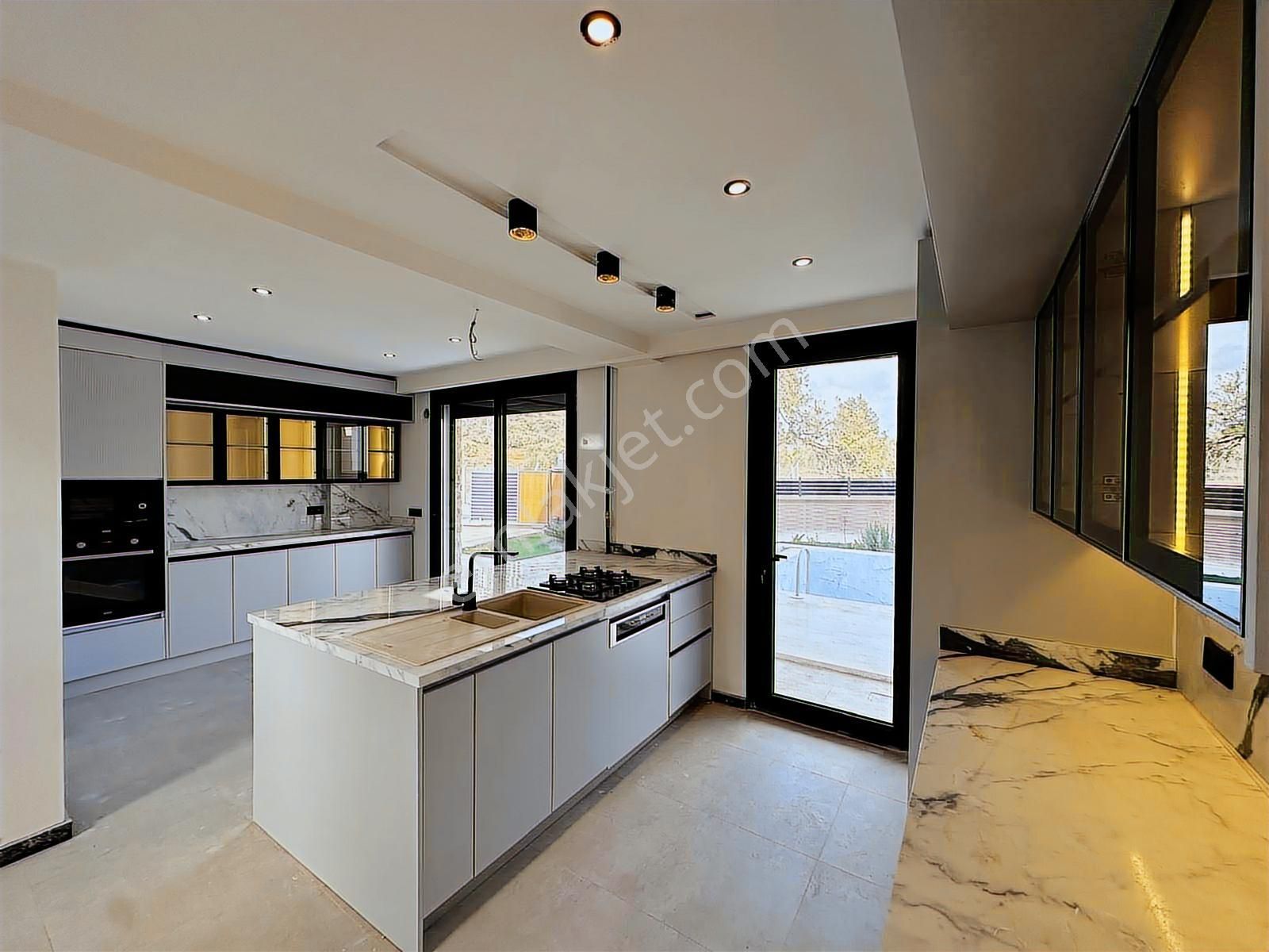 Kuşadası'nda Satılık Doğalgazlı Fırsat Villa - Görsel 12