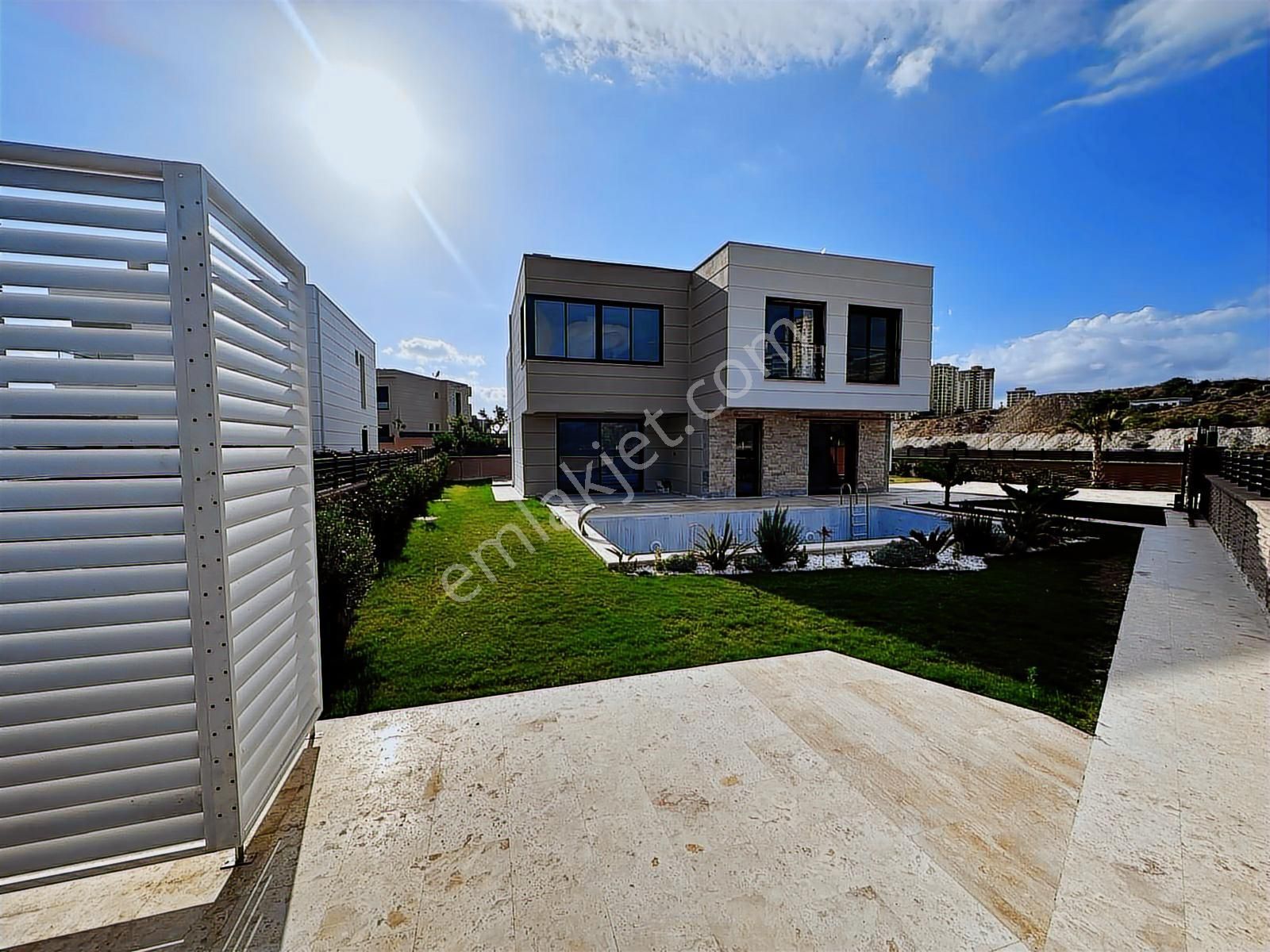 Kuşadası'nda Satılık Doğalgazlı Fırsat Villa