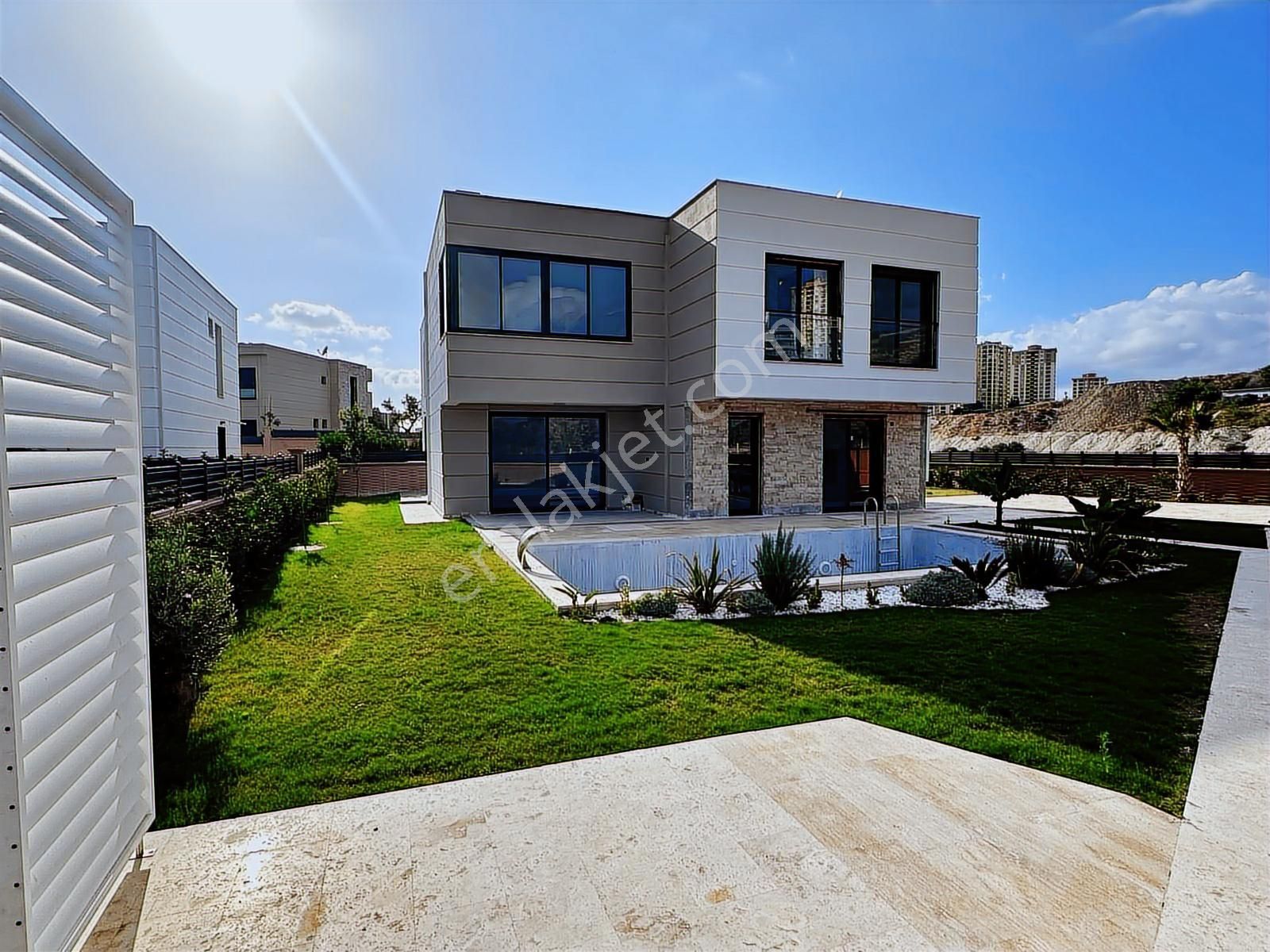 Kuşadası'nda Satılık Doğalgazlı Fırsat Villa - Görsel 24