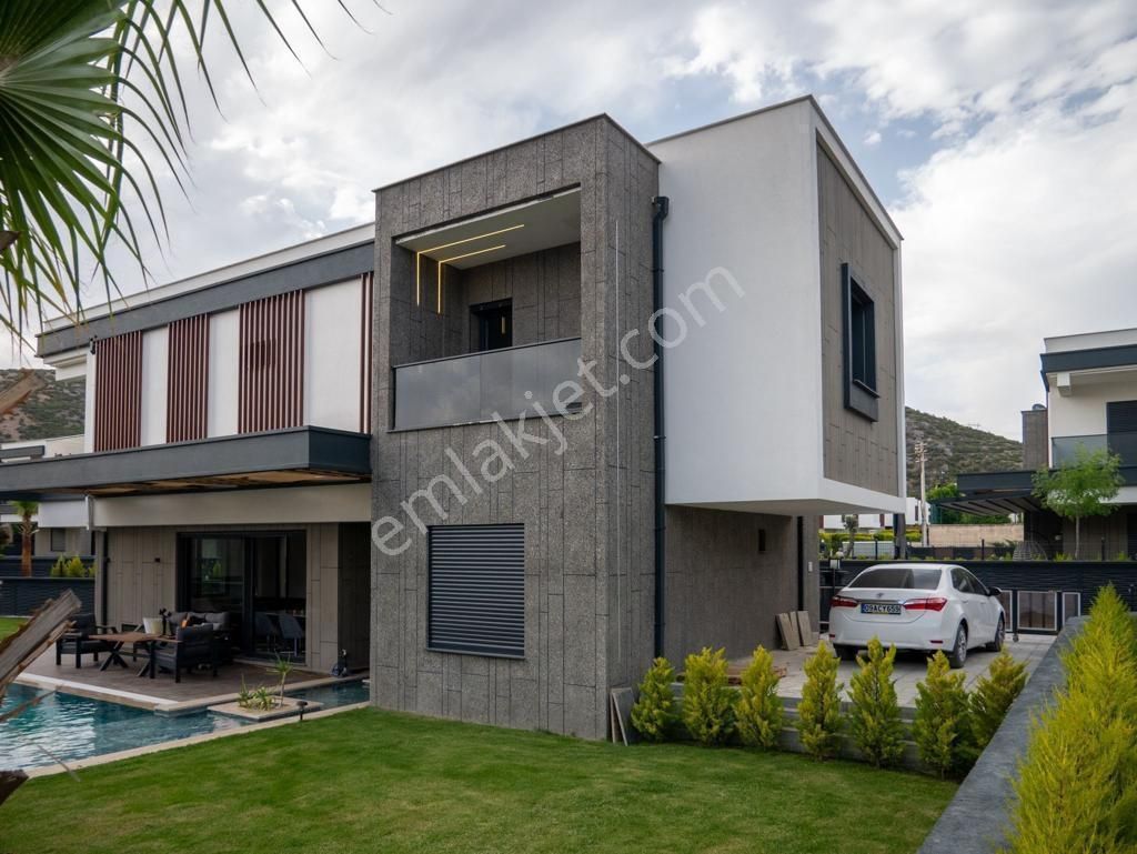 Kuşadası Değirmendere'de Full Eşyalı 520 M2 Arsa İçi 4+1 Villa - Görsel 12