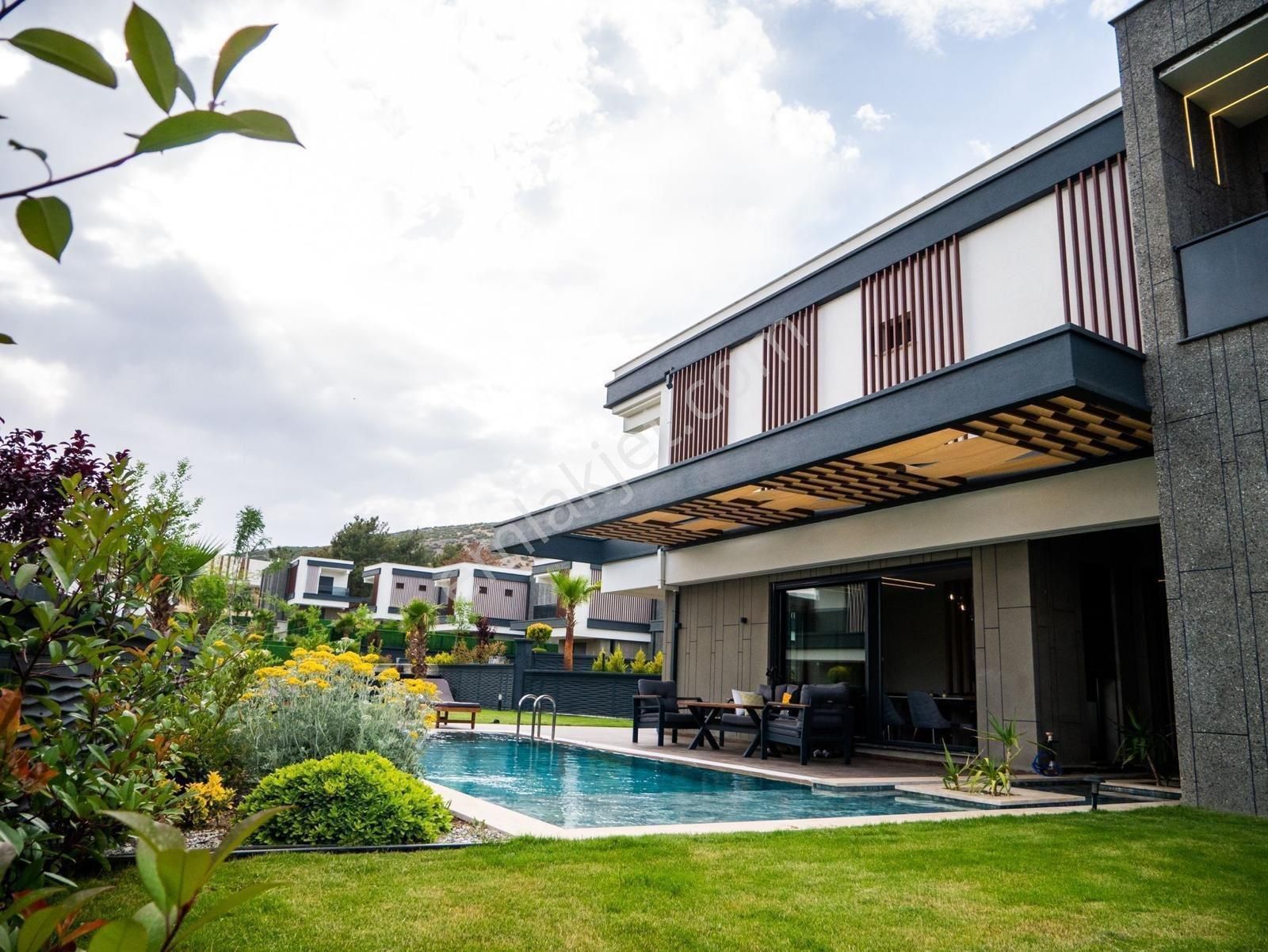 Kuşadası Değirmendere'de Full Eşyalı 520 M2 Arsa İçi 4+1 Villa