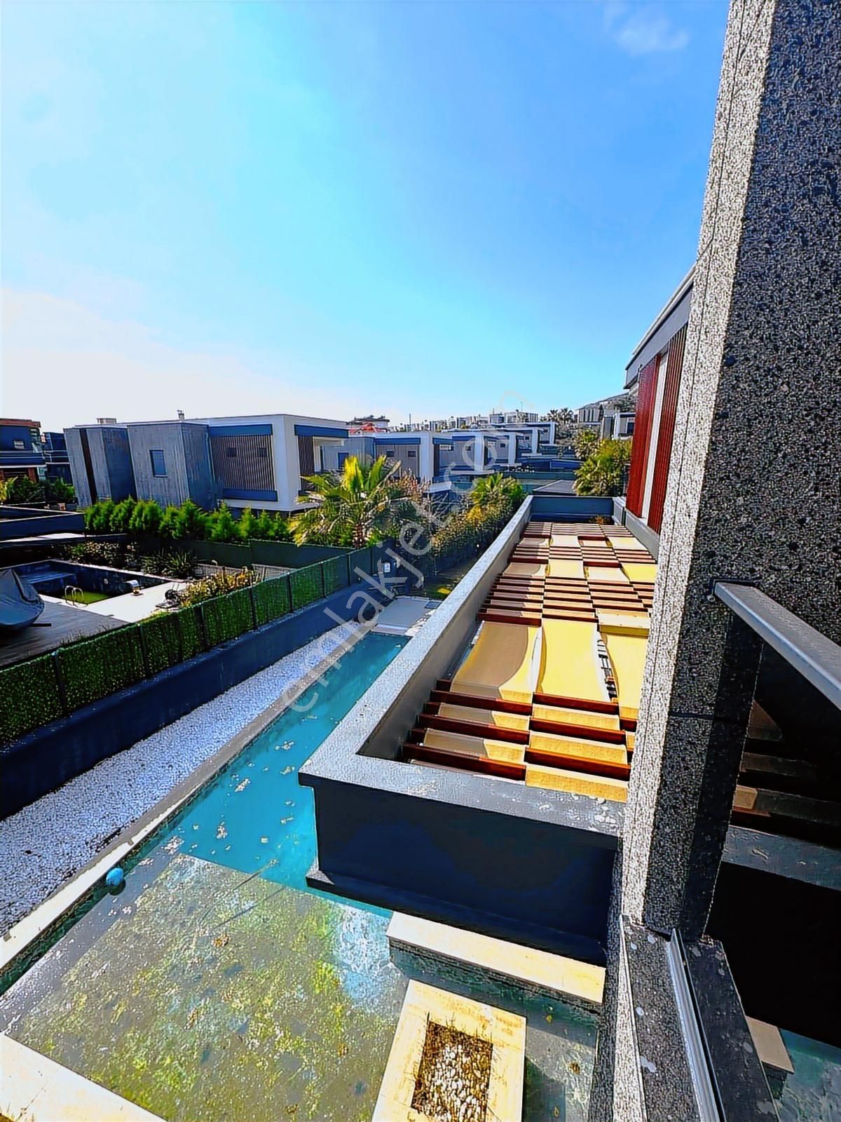 Kuşadası Değirmendere'de Full Eşyalı 520 M2 Arsa İçi 4+1 Villa - Görsel 32