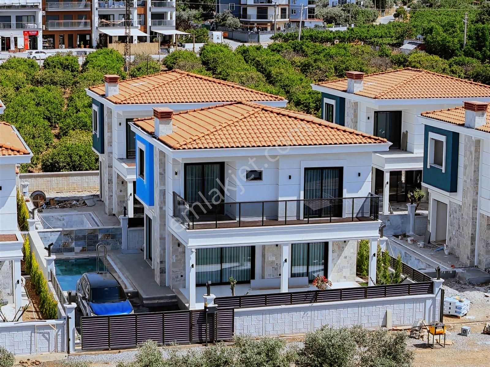 Kuşadası Davutlar Sahilinde Müstakil Özel Havuzlu Yazlık