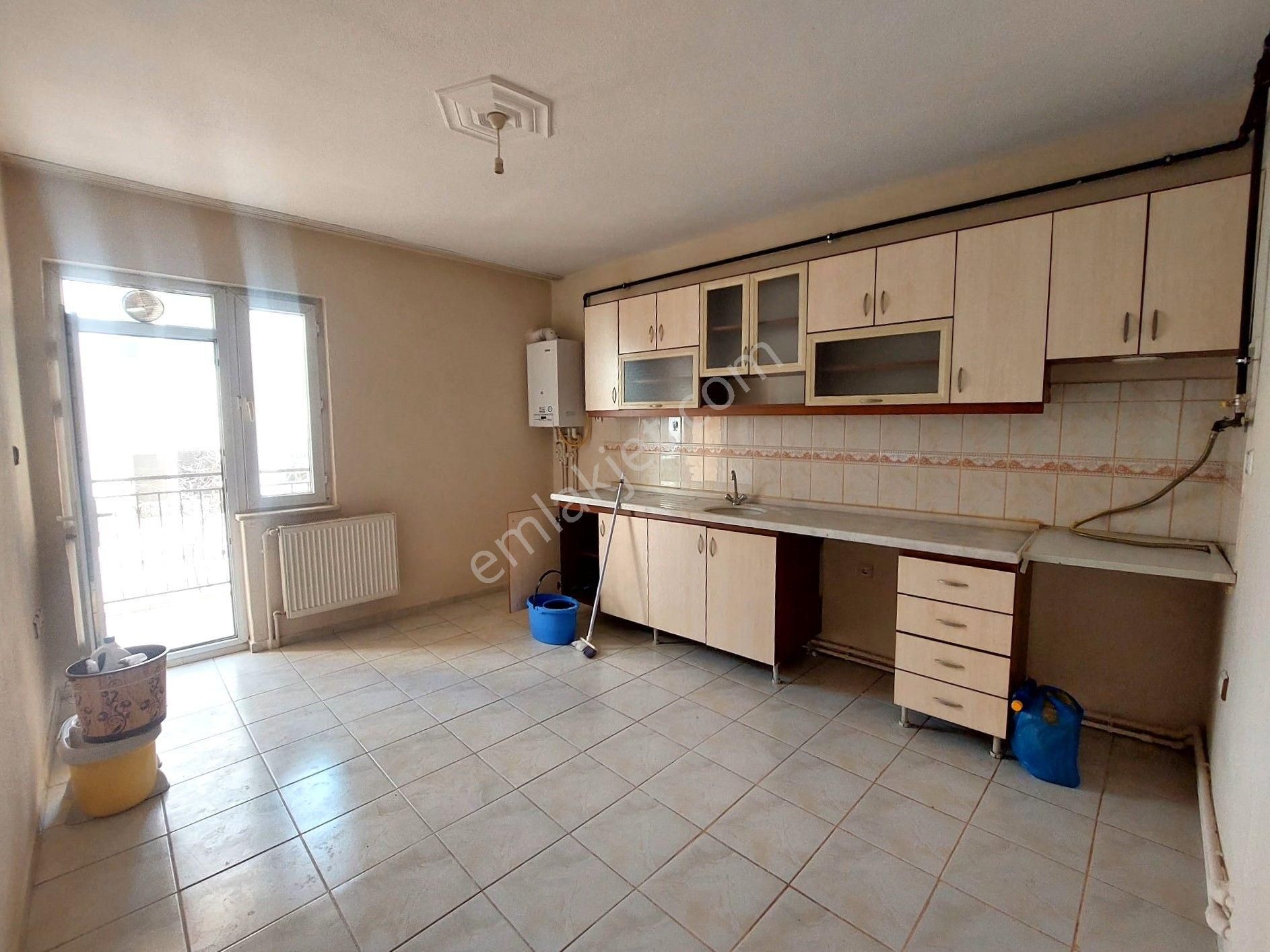 Recep Ümit Emlak'tan Sakarya - 2 Ve Turgut Reis Caddeleri Yakınında Kiralık 3+1 Daire