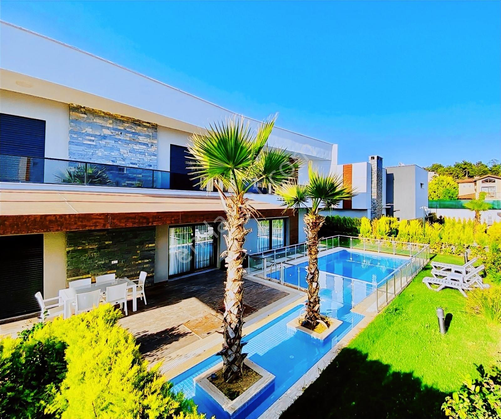 Kuşadası Yavansu'da Müstakil 4+1 Doğalgazlı-eşyalı-fırsat Villa