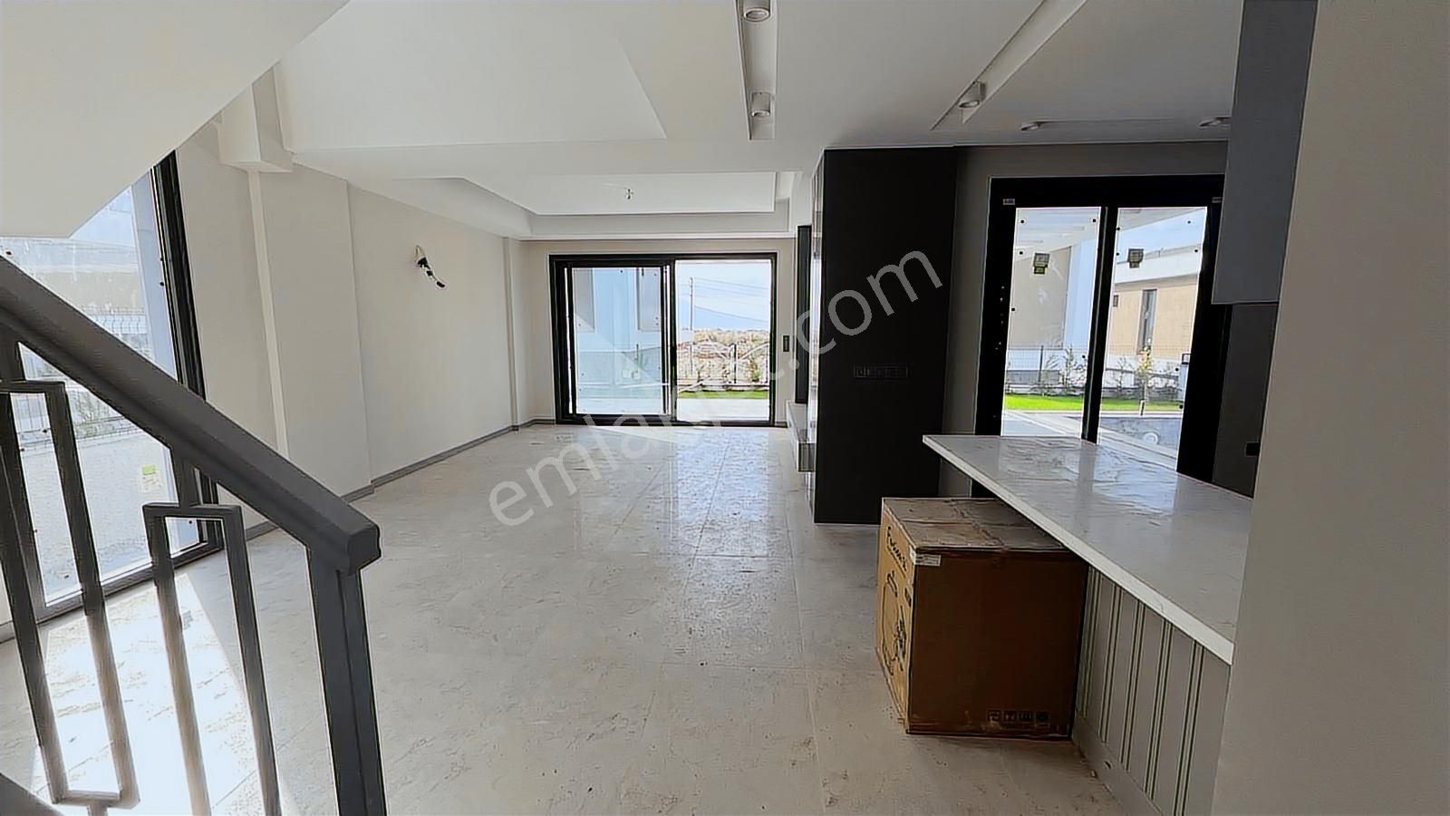 Kuşadası Soğucak'ta Acil Satılık Müstakil 4+1 Villa - Görsel 14