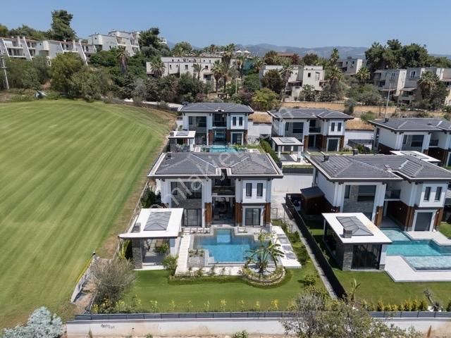 Kuşadası'nda Deniz Manzaralı 550 M2 Arsa İçersinde Özel Mülk