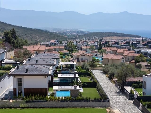 Kuşadası'nda Deniz Manzaralı 550 M2 Arsa İçersinde Özel Mülk - Görsel 3