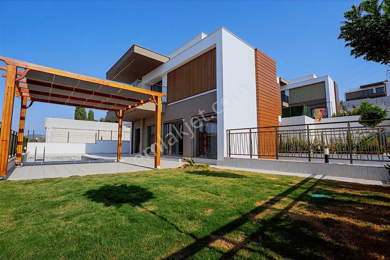 Kuşadası Değirmenderede Acil Satılık-asansör-k.otopark-ö.havuz