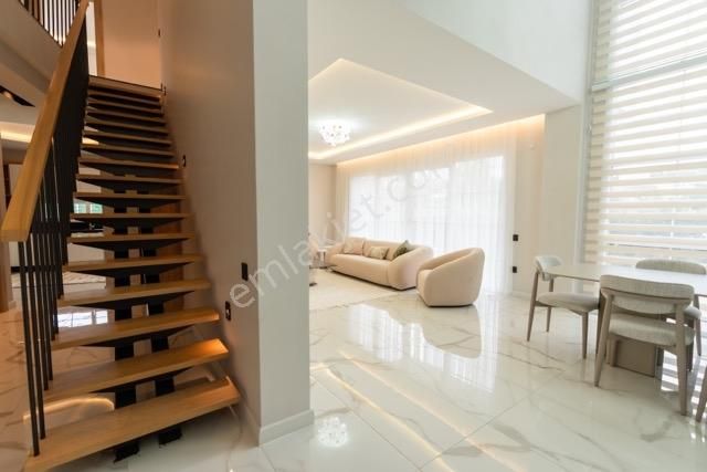 Acil !!! Kuşadası Kuştur Mevkiinde Geniş Ve Ferah Satılık 4+1 - Görsel 12