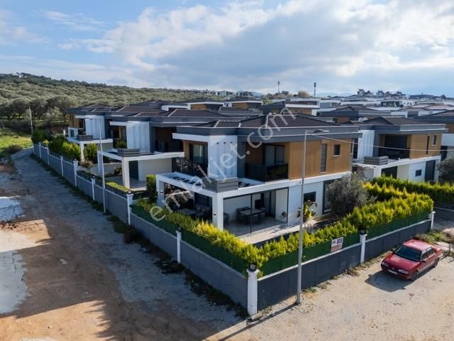 Kuşadası Soğucak'ta Köşe Konum Deniz Manzaralı Full Eşyalı Villa