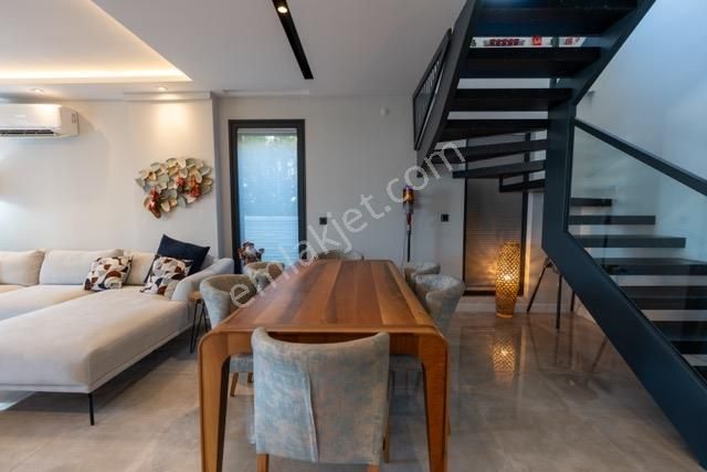 Kuşadası Soğucak'ta Köşe Konum Deniz Manzaralı Full Eşyalı Villa - Görsel 19