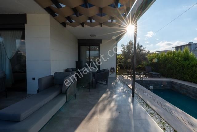 Kuşadası Soğucak'ta Köşe Konum Deniz Manzaralı Full Eşyalı Villa - Görsel 11