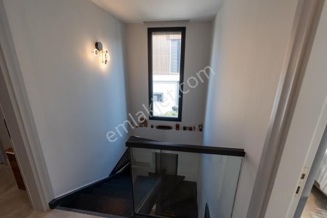 Kuşadası Soğucak'ta Köşe Konum Deniz Manzaralı Full Eşyalı Villa - Görsel 16