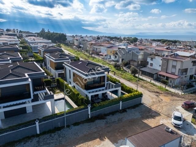 Kuşadası Soğucak'ta Köşe Konum Deniz Manzaralı Full Eşyalı Villa - Görsel 9