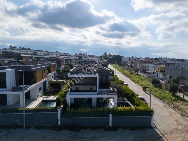 Kuşadası Soğucak'ta Köşe Konum Deniz Manzaralı Full Eşyalı Villa - Görsel 34