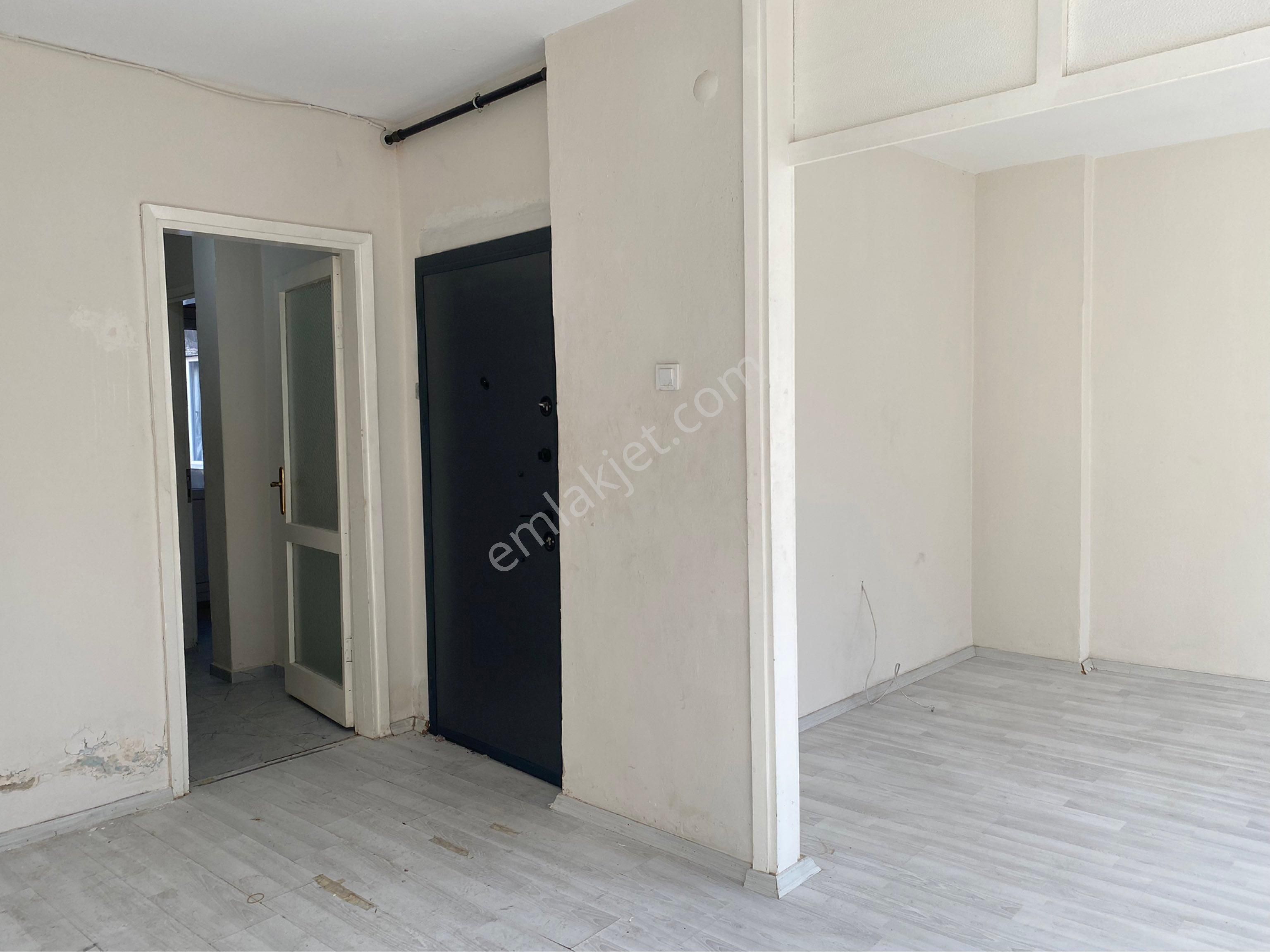 Karşıyaka Metro'nun Yanında Doğalgazlı Ara Kat,geniş 1+1 Daire