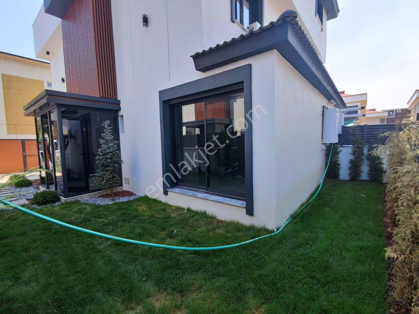 Q'zen Den Pazar Yeri Arkasında Müstakil Bahçeli 4+1 Villa