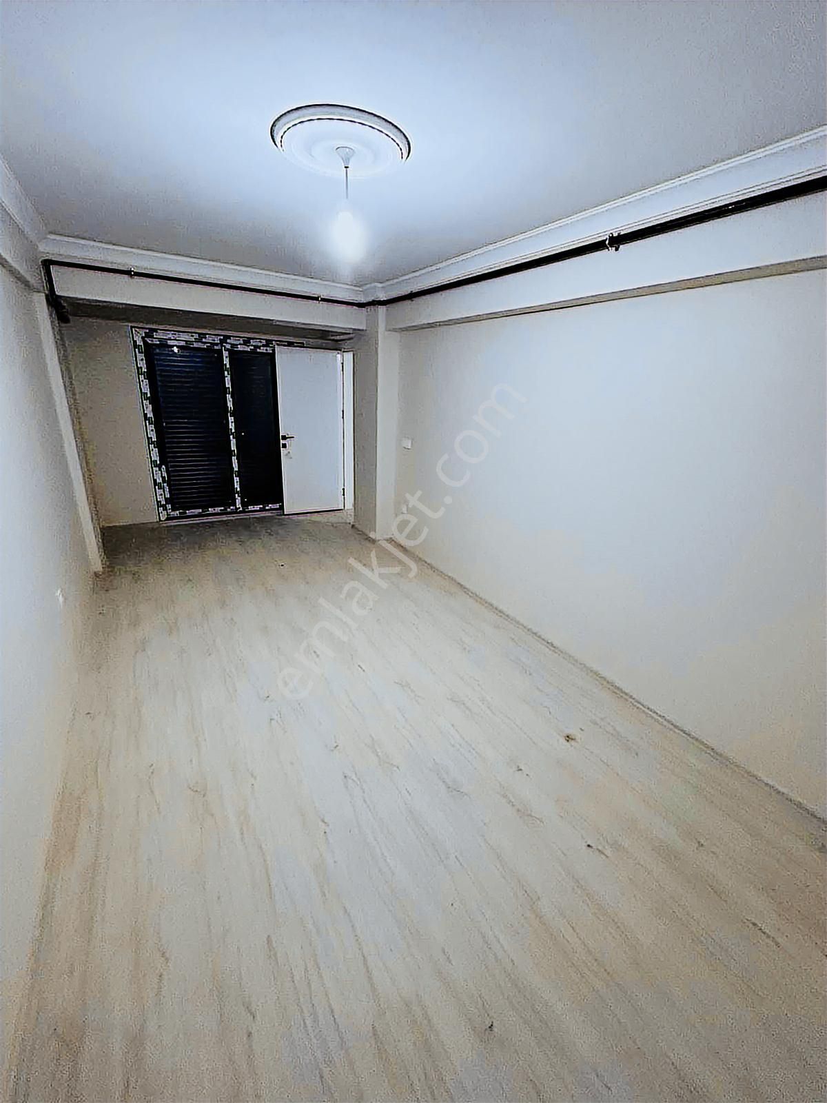 Seferihisarda Sıfır Cadde Üzeri Asansörlü Otoparklı 2+1 Daire - Görsel 9