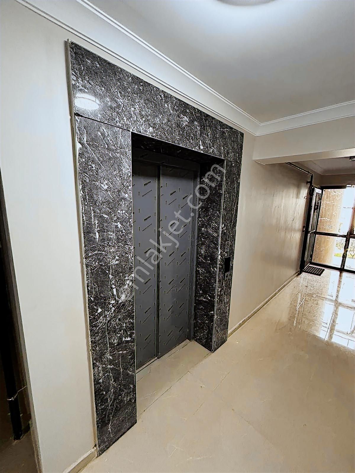 Seferihisarda Sıfır Cadde Üzeri Asansörlü Otoparklı 2+1 Daire - Görsel 2