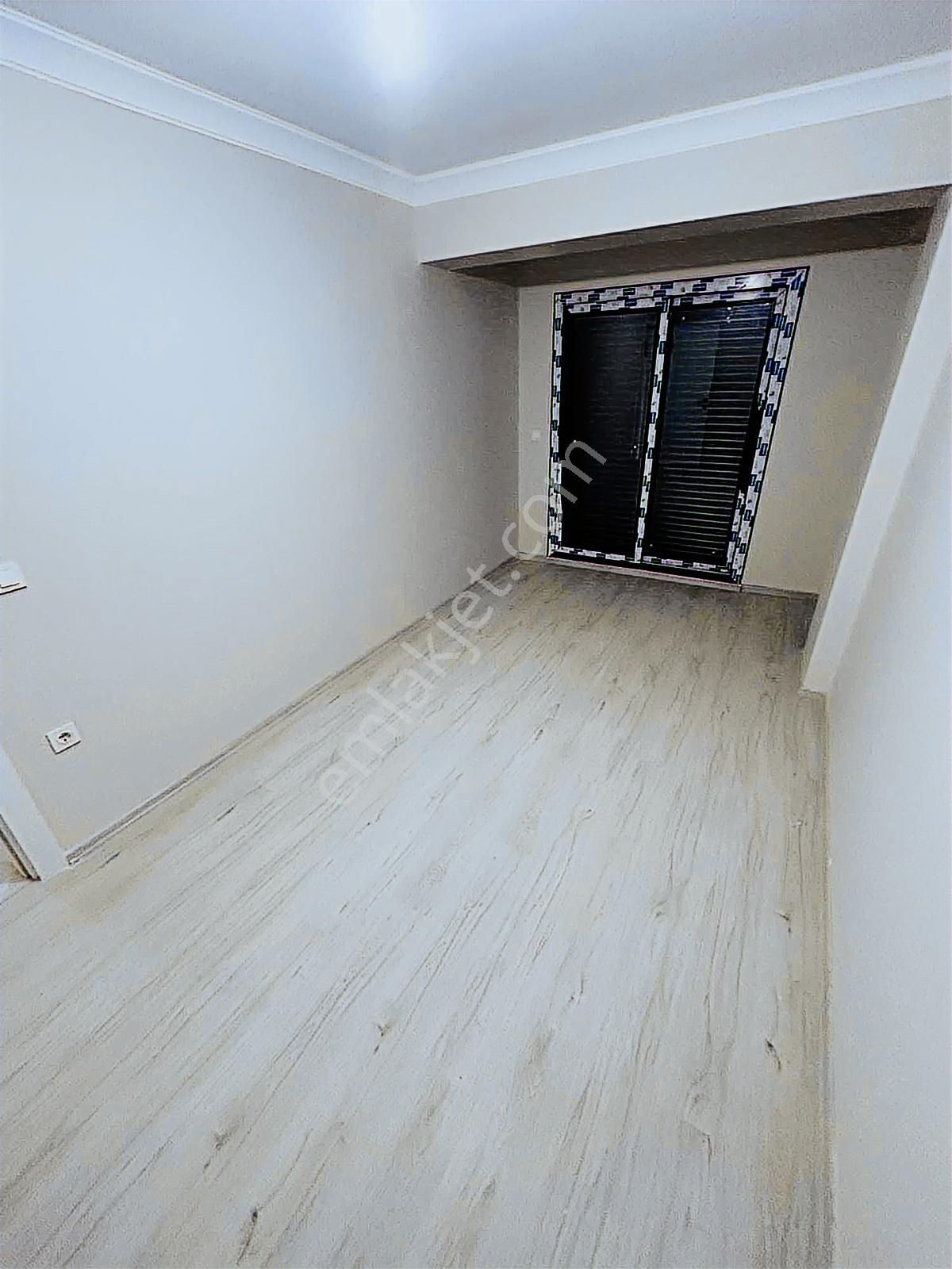 Seferihisarda Sıfır Cadde Üzeri Asansörlü Otoparklı 2+1 Daire - Görsel 12