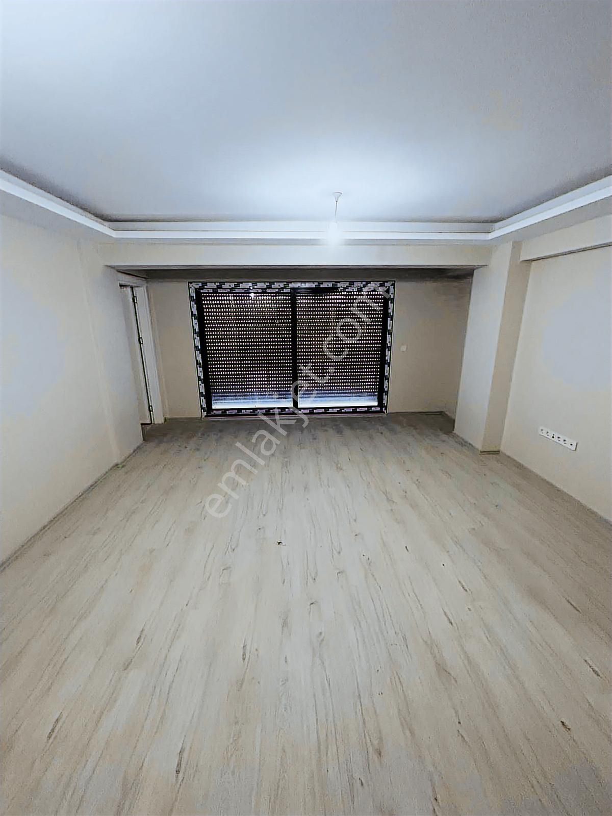 Seferihisarda Sıfır Cadde Üzeri Asansörlü Otoparklı 2+1 Daire