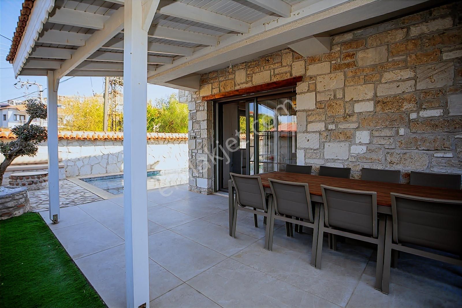 Foça Kazım Dirik Mah. Satılık Müstakil Havuzlu 5+1 Villa - Görsel 2