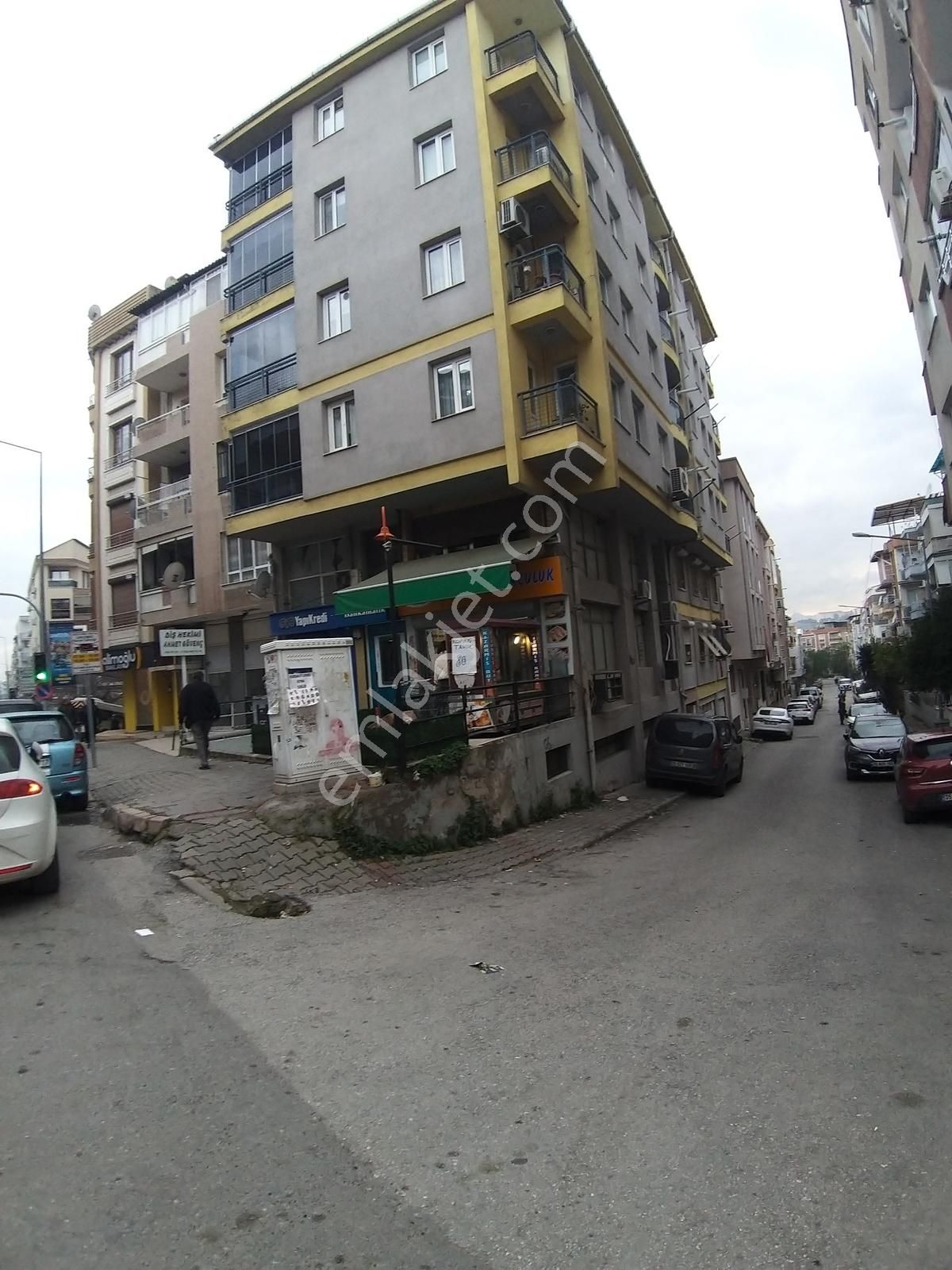 Buca Hürriyet Mahallesinde//uçanyolyakını//asansörlü//90m2-2+1