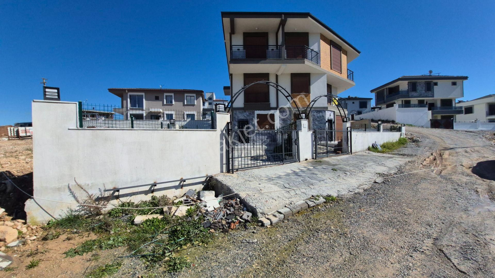 Didim Merkezde 4+1 Üç Katlı Sıfır Satılık Villa - Görsel 28